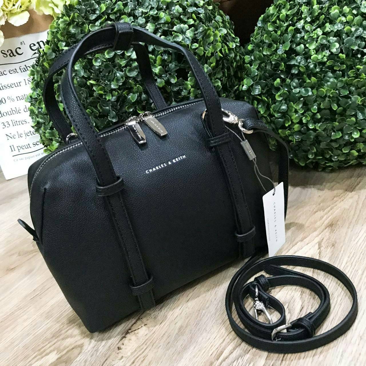 CHARLES & KEITH BOWLING BAG กระเป๋าถือหรือสะพายทรง Bowling วัสดุหนังแกะสังเคราะห์สวยอยู่ทรงขนาดกำลังดี น้ำหนักเบา หูจับถนัดมือ เปิดปิดด้วยซิปคู่สะดวกใช้ ภายในโล่งกว้าง มี1ช่องซิป พร้อมสายสะพายยาวถอดได้ปรับระดับได้ ภาพถ่ายจากสินค้าจริง ดีไซน์คลาสสิคสวยน่าใ