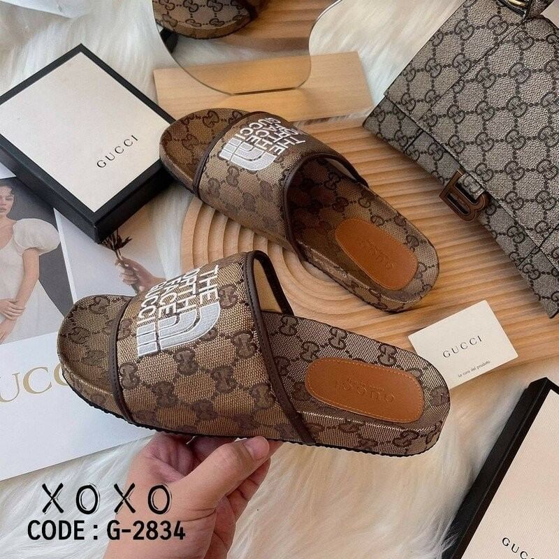 Gucci Sandals แตะงานสวม สวย ดูแพงเกินราคา ตัวใหม่ล่าสุด ชนช้อป แอดบอกเลยงานนี้ต้องมี วัสดุผ้าลาบแบรยด์ ด้านหน้างานปัก รุ่นคอลเลคชั่นใหม่ ด้านในรองฟองน้ำนุ่ม พื้นร่องบุ๋ม กระชับเท้า น้ำหนักเบา แมทส์ชุดง่าย
