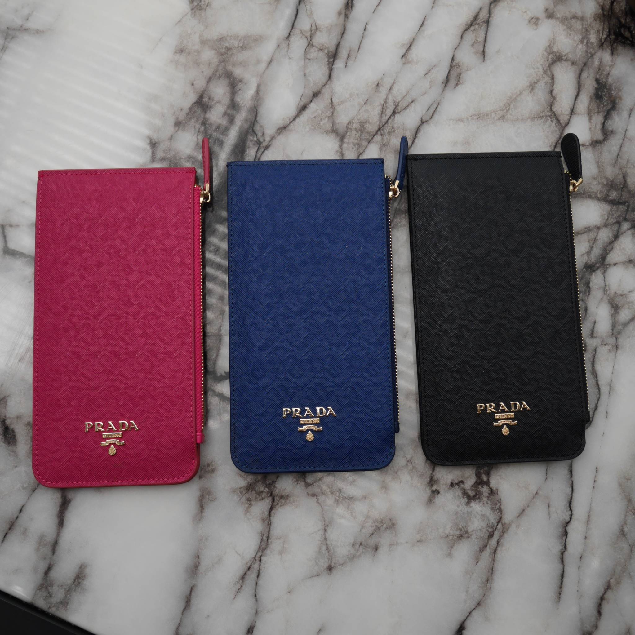 Best Seller รุ่นขายดีเว่อร์วัง♡♡ **สำหรับคนชอบใส่บัตรเยอะ แนะนำรุ่นนี้คะ งานพรีเมี่ยมกิ้ฟท์จากเค้าเตอร์ต่างประเทศ กลับมาพร้อมส่งครบสี อีกครั้งค่า กระเป๋าสตางค์ทรงสวย สะดุดตา หนังสัมผัส Safiano จากแบรนด์ PRADA มีช่องใส่นามบัตรมากถึง 16 ช่อง ด