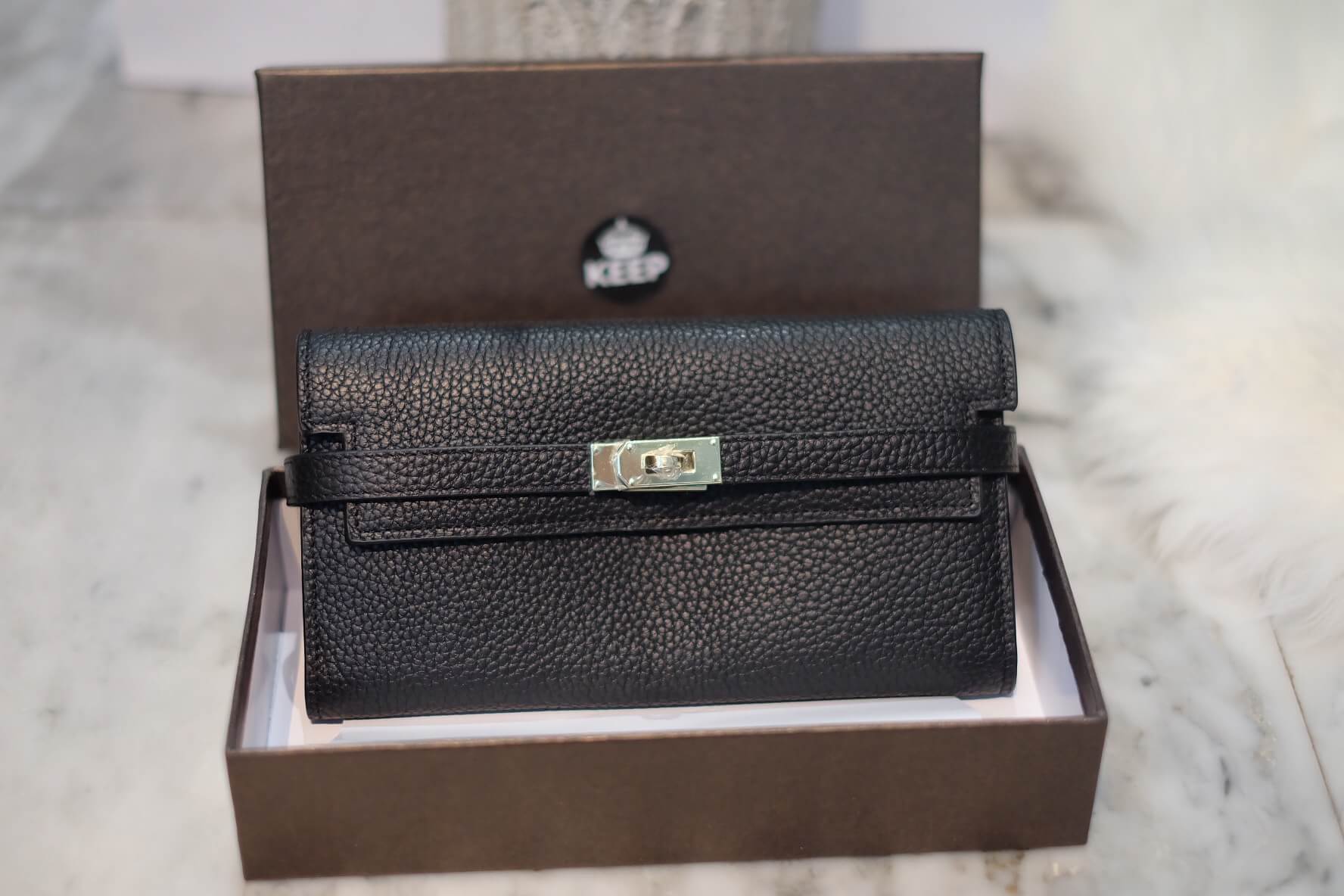 New arrival! Keep wallet milano leather bag มาใหม่ งานกระเป๋าสตางค์ใบยาว จุดเด่น หนังวัวแท้สวยๆ ลายหนังชัดสวยมากๆคะ ตัวกระเป๋าทรงสุดฮิตไม่ควรพลาด หนังดูแลรักษาง่าย ทนทานคะ อะไหล่ทองหรู ดีงามที่สุด ภายใน มีช่องใส่บัตรเยอะ พร้อมช่องใส่เหรียญ อย่างดี ใส่มือถ