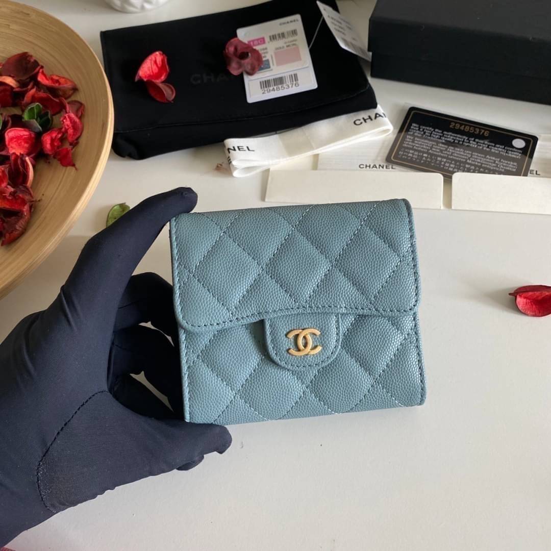 หนังแท้ Chanel Classic small wallet caviar 3 พับ พร้อมส่งที่ไทย รุ่นยอดนิยมไอเท็มฮิตวัสดุหนังแท้คาเวียร์สวยคลาสสิคเปิดปิดด้วยฝาปิดกระดุมด้านหน้ามีโลโก้แบรนด์อะไหล่ทองสวยหรูดูดี ตัวจริงสวยน่าใช้ Chanel mini นาทีนี้กำลัง in สุดๆ ภาพสินค้าถ่ายจากงานขายจริง ใ