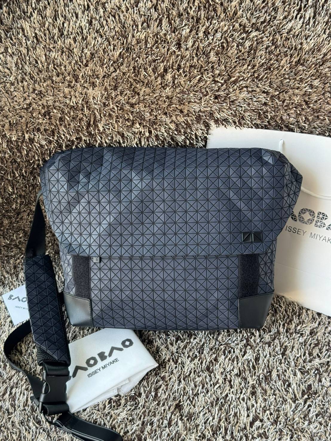 พร้อมส่ง 4 สี Baobao issey miyake Sling shoulder bag / Miyake geometric-panelled Laptop กระเป๋าสะพาย 🧡 เกรดออริจินอล 1:1 สลับแท้