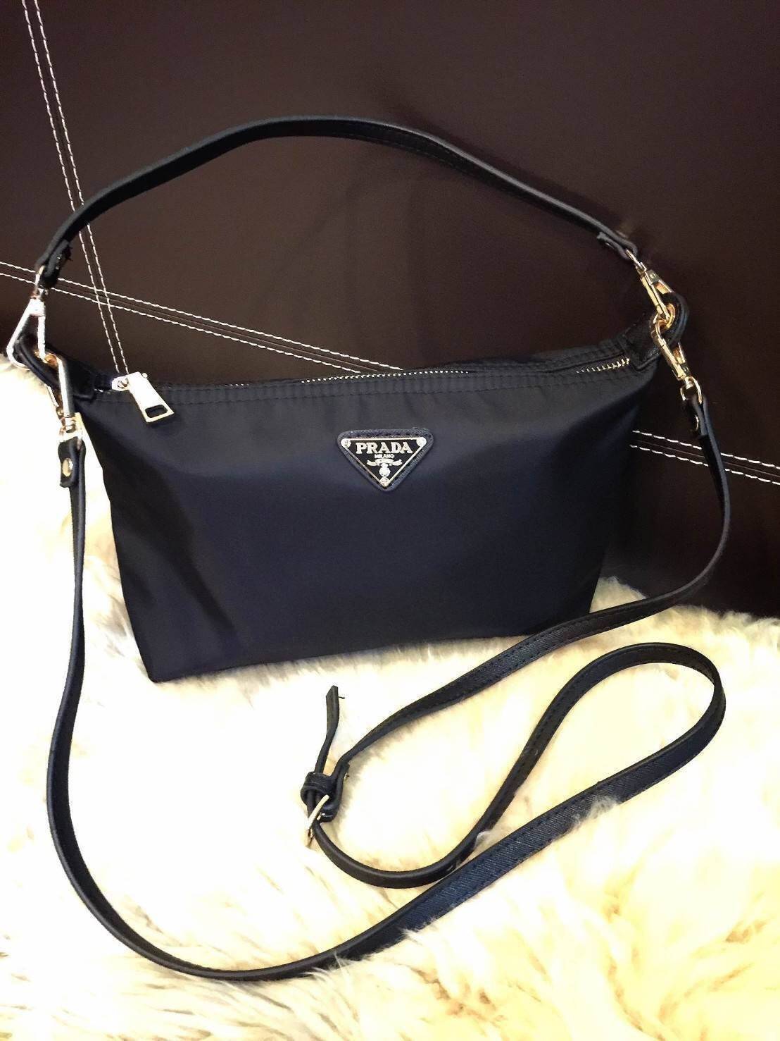 PRADA NYLON MINI SHOULDER BAG กระเป๋าสะพายทรงคลัชพรีเมี่ยมกิ้ฟจากเคาน์เตอร์ต่างประเทศรุ่น Limited edition ที่ฮ๊อตสุดๆวัสดุเป็น Nylon เนื้อหนาคุณภาพดีตามแบบฉบับของแบรนด์ ขนาดมินิกำลังดีน้ำหนักเบา ด้านหน้าประดับโลโก้แบรนด์อะไหล่ทองหรู ภายในมีช่องซิปและช่องใ