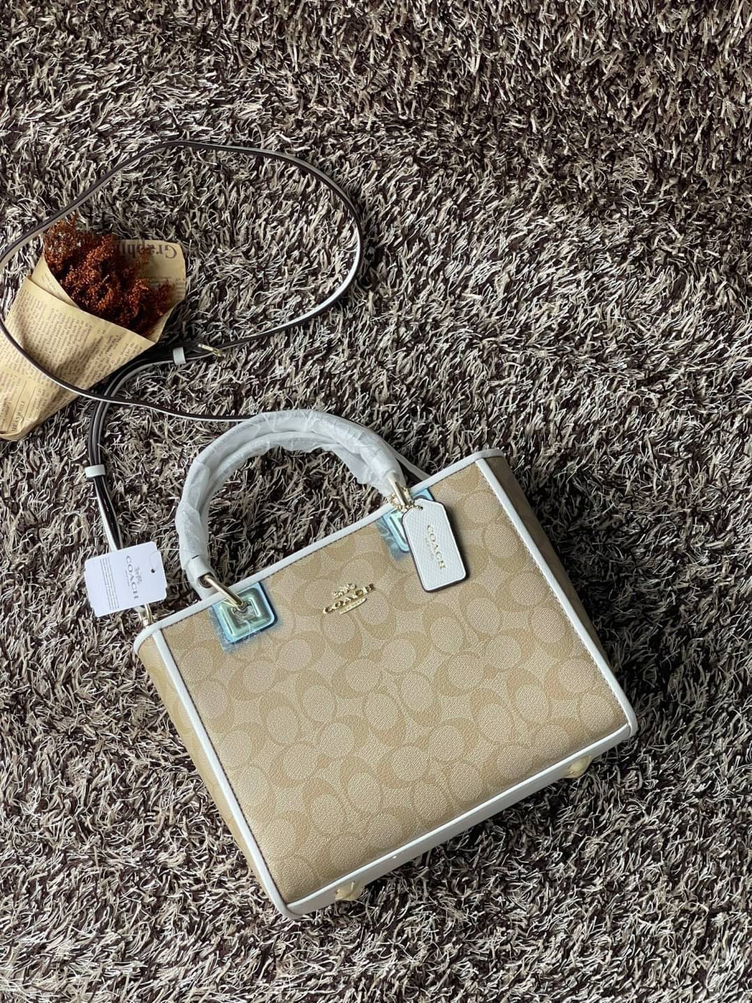 Coach Perry Tote Classic Bag F57568 รุ่นใหม่ล่าสุด กระเป๋ารูปทรงสี่เหลี่ยมสุดคลาสสิก เป็นกระเป๋าอเนกประสงค์ที่สามารถใช้ได้แทบทุกโอกาส ไม่ว่าจะไปเรียน, ไปทำงาน, ไปเที่ยว หรือแม้แต่ไปชอปปิง ด้วยขนาดที่กำลังดี ไม่ใหญ่เทอะทะ แต่ก็ไม่เล็กจนเกินไป มาพร้อมหูหิ้ว