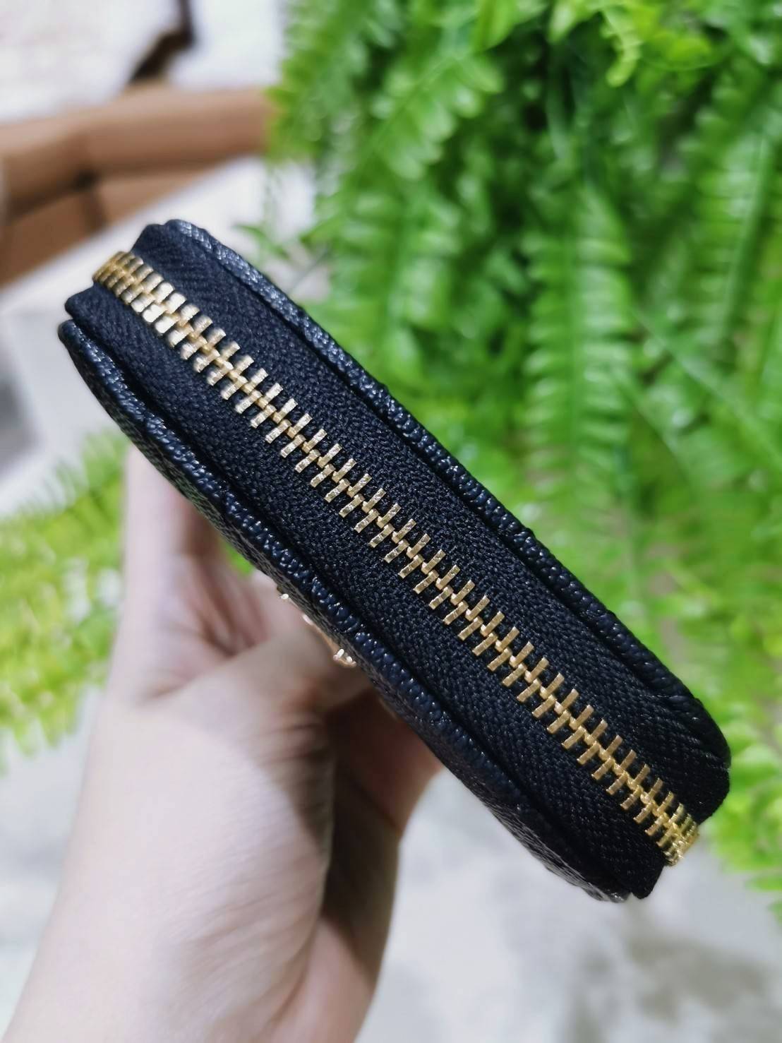 พรีเมี่ยมกิ๊ฟแท้ 100% 】YVES SAINT LAURENT YSL BEAUTY ZIP POUCH VIP GIFT WITH PURCHASE (GWP) พรีเมี่ยมกิ้ฟ Limited Edition จาก YSL Lotte Duty Free Korea วัสดุหนังคาร์เวียร์ขึ้นลายสวยอยู่ทรงคลาสสิค