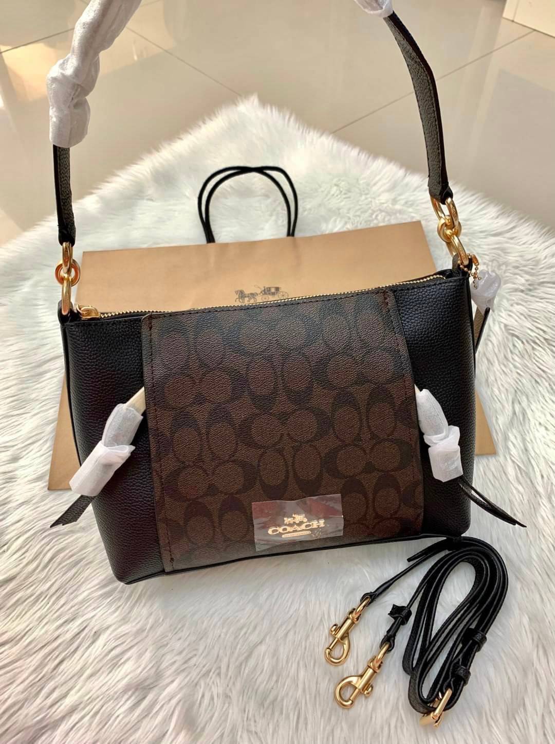 COACH SMALL MARLON SHOULDER BAG ((1600//1597)) 🌈พร้อมส่งที่ไทยอีกครั้ง ตามคำเรียกร้อง ห้ามพลาด! กระเป๋าหิ้ว//คล้องไหล่//สะพายข้างได้ หนังแท้ ทรงสวยมากค่ะ ด้านหน้ามีช่องซิปซ่อนแบบหนังห้อยให้2ช่อง ใส่ของจุกจิกค่ะ เปิดปิดกระเป๋าแบบซิป ภายในกว้างใส่ขอ