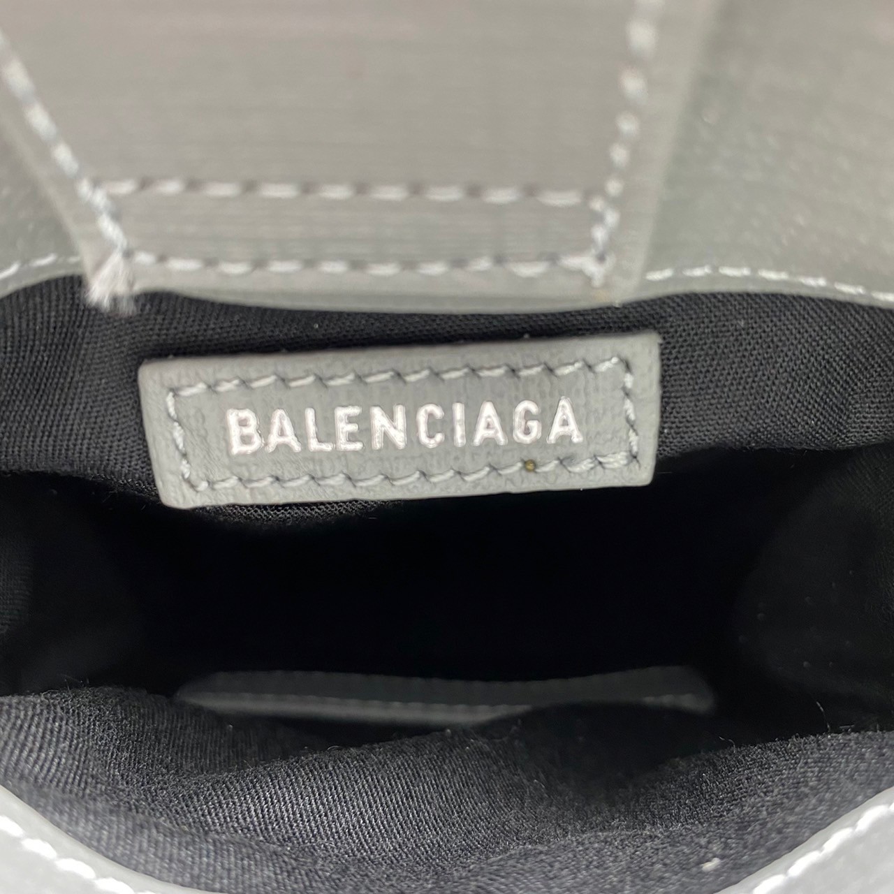 หนังแท้ BALENCIAGA Shopping Phone Pouch leather tote พกกระเป๋าช้อปปิ้งขนาดมินิ ไปทุกที่ในฤดูกาลนี้ ดีไซน์ที่ใช้ได้ทุกวันตั้งแต่หนังแบบมีเท็กซ์เจอร์ ภาพสินค้าถ่ายจากงานขายจริง ใช้งานต่างประเทศได้