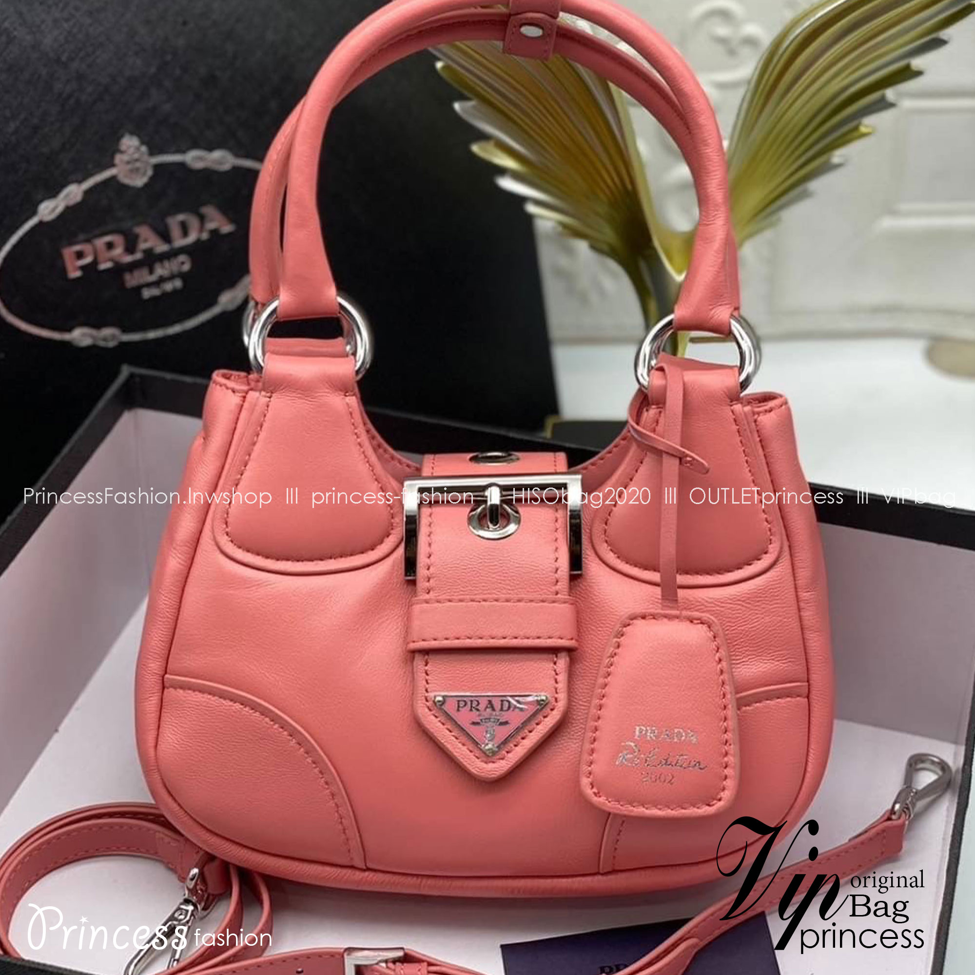 Prada Moon padded nappa-leather bag / PRADA LEATHER HANDBAG พร้อมส่งที่ไทย กระเป๋าสะพาย คอลที่ใครๆ เห็นก็ต้องรัก ขนาดกำลังน่ารัก ดีไซน์สวยดูแพง ด้วยวัสดุที่มีคุณภาพหนัง nappa สัมผัสดีงาม **สินค้าเกรดท็อปออริจินอล 1:1 สลับแท้