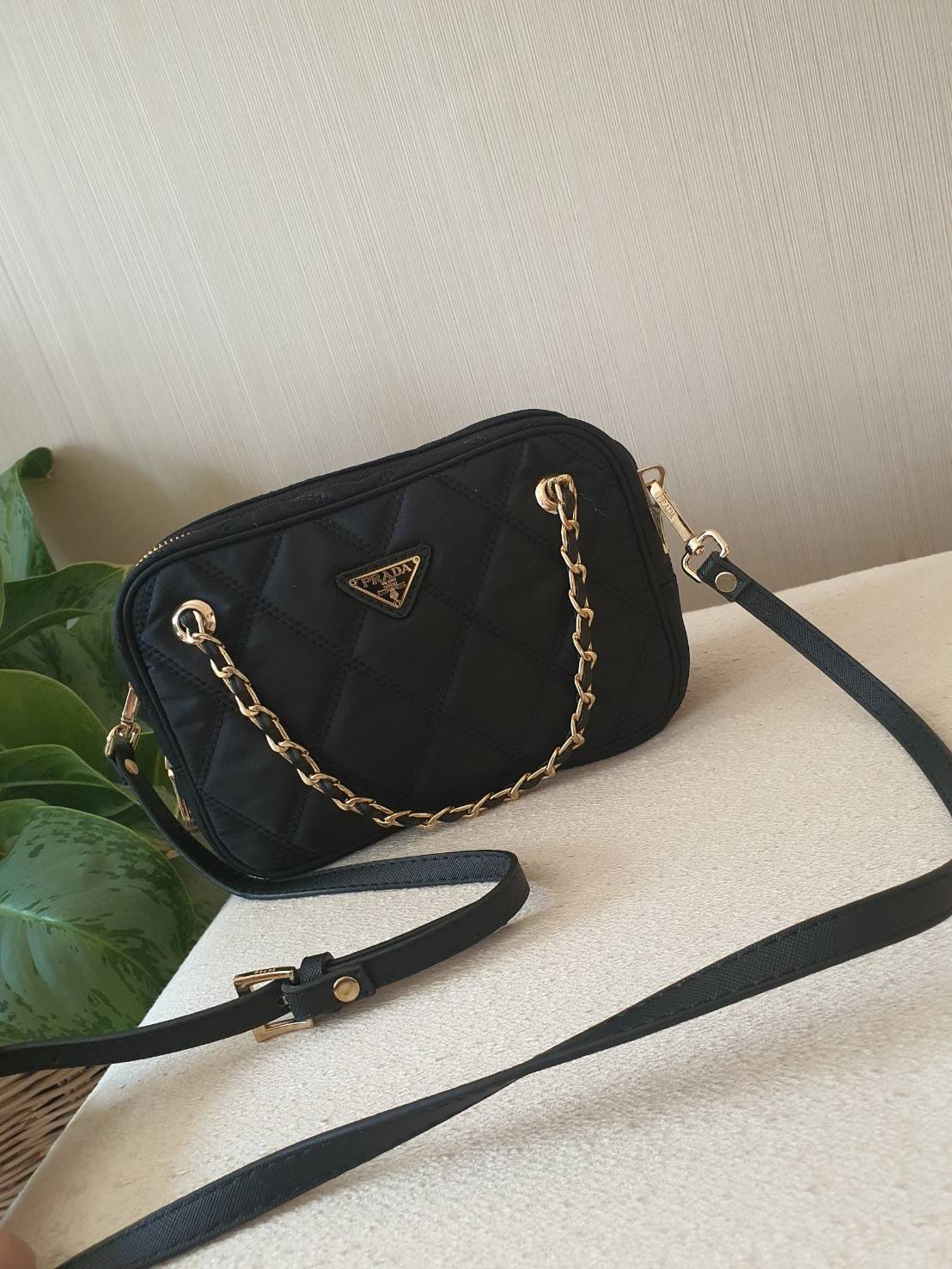 รุ่นใหม่มาแรง จากแบรนด์ PRADA รุ่นMini handbag มาพร้อมกันถึง2สาย สายคล้องติดกระเป๋า และสายยาว Crossbody วัสดุทำจากผ้าNylon ลายตาราง สวยหรูดูดีมากคะ เปิดปิดด้วยซิป ภายใรมีป้ายโลโก้แบรนด์ มีช่องซิป อละช่องใส่ของแยกอีก บุผ้าลายแบรนด์อย่างดี ใส่ของำด้หลากหลาย