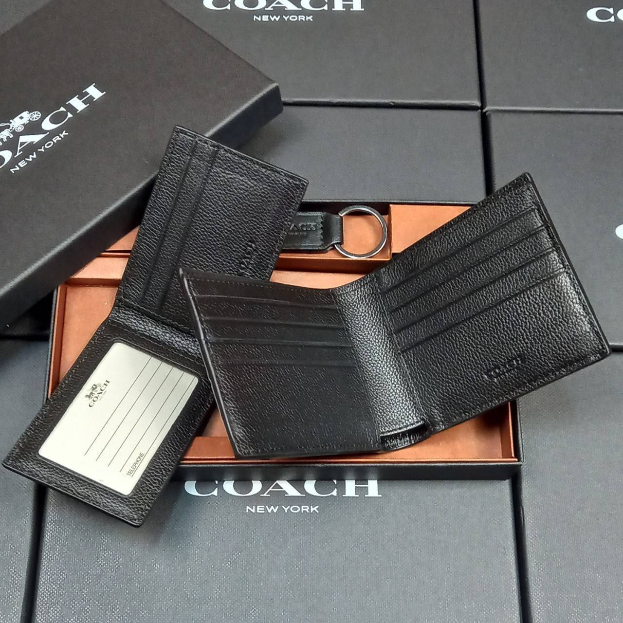 COACH 3-IN-1 WALLET WITH VARSITY STRIPE WITH KEY FOB LIMITED BOX(COACH 3007)🍁กระเป๋าสตางค์ มี ID ใบลูก สำหรับใส่บัตรแยก มีพวงกุญแจ ใช้แล้วดูหล่อสุดๆ🔸️**จะใช้เอง หรือเป็นของขวัญให้คนสำคัญ ก็ตอบโจทย์มากๆ **รับประกันว่า หยิบใช้แบบวางไม่ลงกันเ