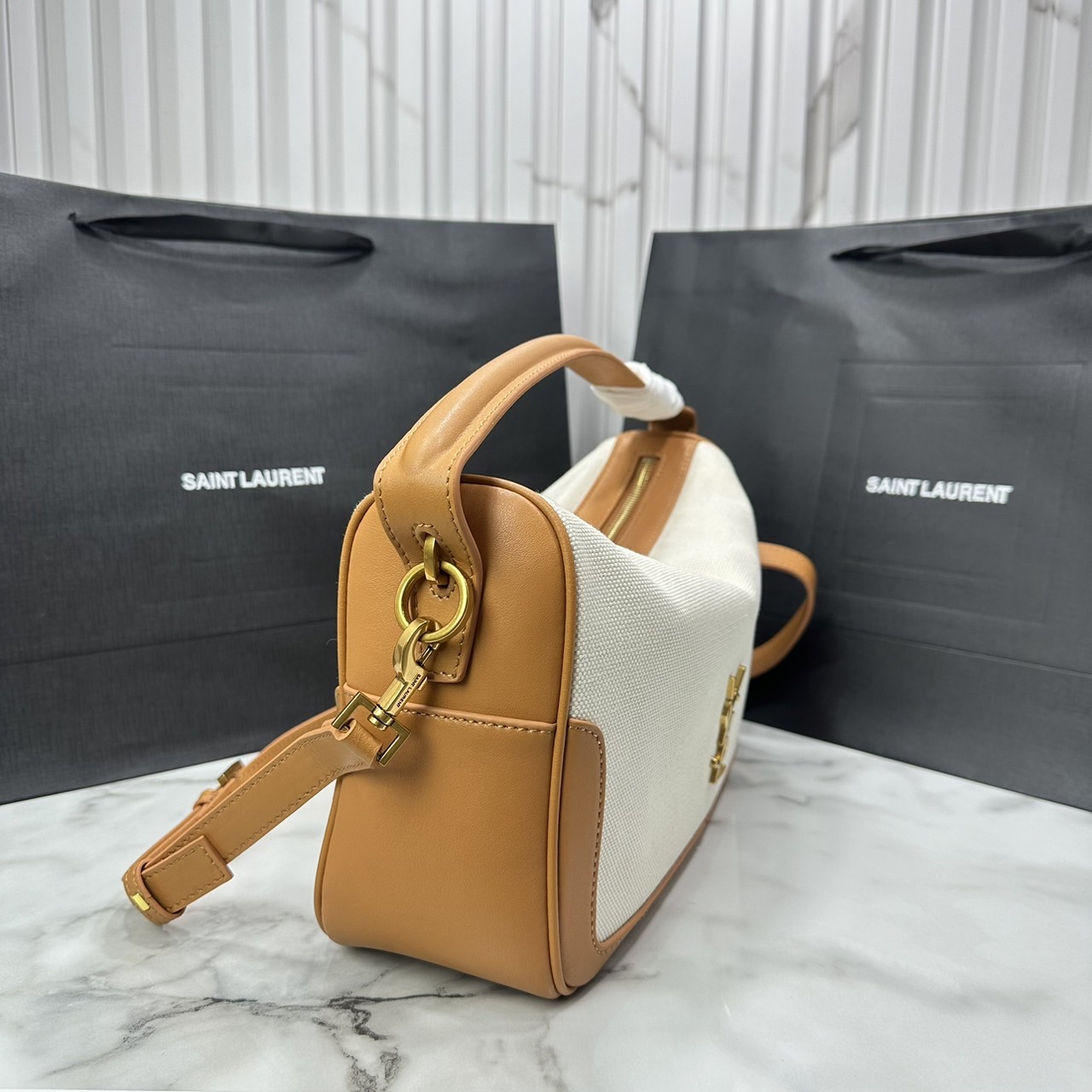 YSL Camera Supple Bag กระเป๋าสะพายทรงกล้องใบขนาดกลาง ถือจับถนัดมือ จุของได้เยอะ ดีไซส์เรียบหรูดูแพง 🧡เกรดออริ ใช้งานต่างประเทศได้