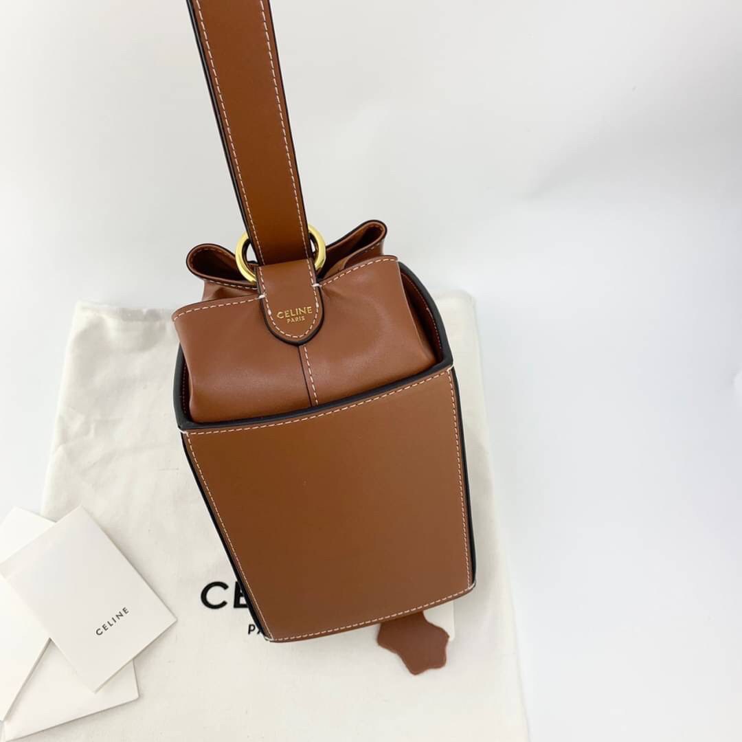 VIP 】หนังแท้ CELINE BOX CLASSIC HANDBAG หนังสวยอยู่ทรง สวยหรูที่สุด รูปทรงทันสมัยคลาสสิกมินิมอลมากค่ะ พร้อมส่งที่ไทยราคาสุดคุ้มห้ามพลาดค่ะ!