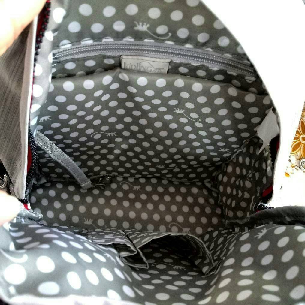 KIPLING 2WAYS MINI BACKPACK 👍กระเป๋าสะพาย2Wayรุ่นใหม่วัสดุ Nylon & Polyester 100% 👍หูหิ้วมีลายปั้มแบรนด์ 👍สายสะพายยาวเลื่อนปรับได้ถอดได้ 👍สามารถถือหรือสะพายได้ จะสะพายไหล่ สะพายเฉียง Crossbody หรือจะคล้องสายเป็นเป้สะพายหลัง