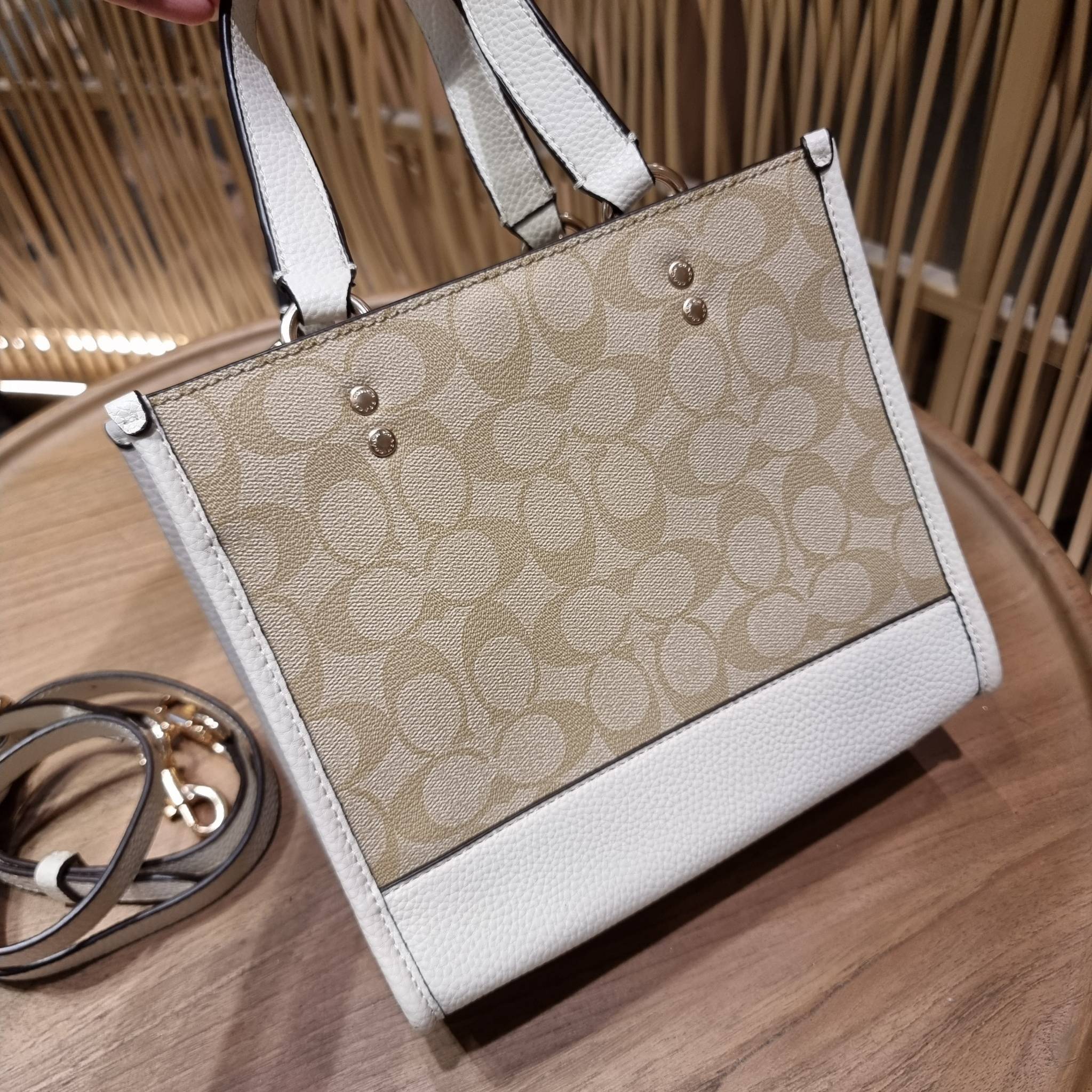 OUTLET 】COACH C5122 DEMPSEY TOTE 22 IN SIGNATURE CANVAS แรงดี กระหน่ำยอดสั่งซื้อมากจ้าแม่!! กระเป๋าทรงโท้ท 22 ที่ขนาดน่ารักน่าใช้มากๆ สาวๆถูกอกถูกใจกันนับไม่ถ้วน!! ฟังก์ชั่นการใช้งานสะดวกที่สุด มีทั้งสายคล้องในตัว และสายครอสบอดี้ ดีไซน์คลาสสิคเรียบหรู วัส