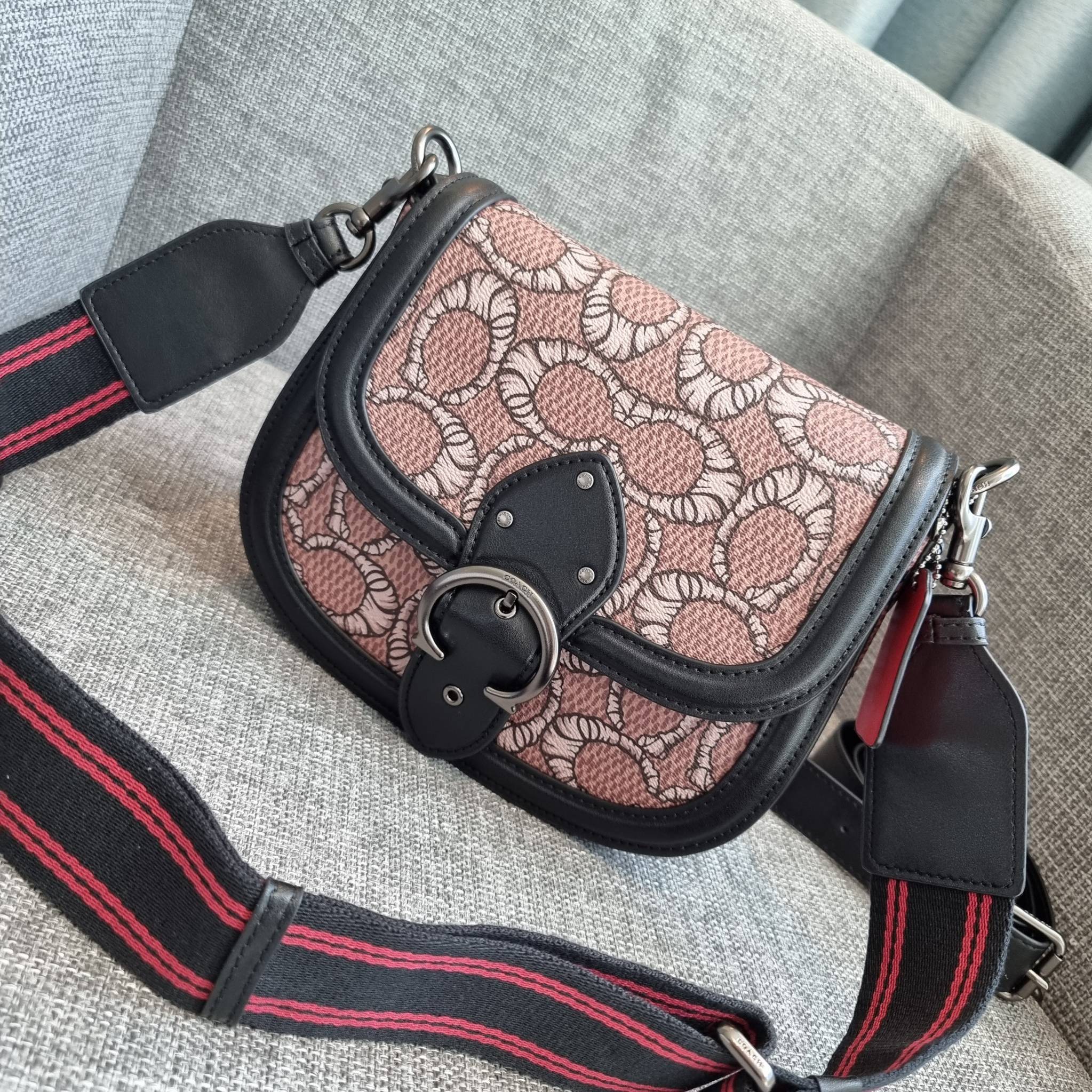 OUTLET 】COACH C6972 COACH x MICHAEL B. JORDAN WITH BEAT SADDLE BAG คอลเลคชั่นใหม่ ดีไซน์สุดชิค มาให้สวยในไทยก่อนใคร กับกระเป๋าทรง saddle ที่พิเศษมากๆมาพร้อมสายสะพาย 2 เส้น ใช้คู่กันหรือแยกสะพายก็สวยครบสูตร กระเป๋าสะพายทรง saddle คลาสสิค วัสดุหนังแคนวาสสลั