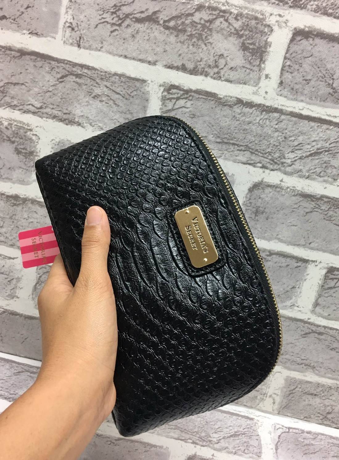 New Arrival Victoria' Secret Pu Croc Bag พร้อมส่งความปัง เหล่าสาวกนางฟ้าไม่ควรพลาดค่ะ กระเป๋าหนังลายจรเข้อยู่ทรงสวยหรู ด้านหน้าติดอะไหล่โลโก้แบร์นหรู เปิดปิดกระเป๋าด้วยซิปคุณภาพดี ด้านในโล่ง มีช่องซิปหนึ่งช่อง ช่องเล็กอีก 2 ช่องค่ะ มาพร้อมสายคล้องมือ