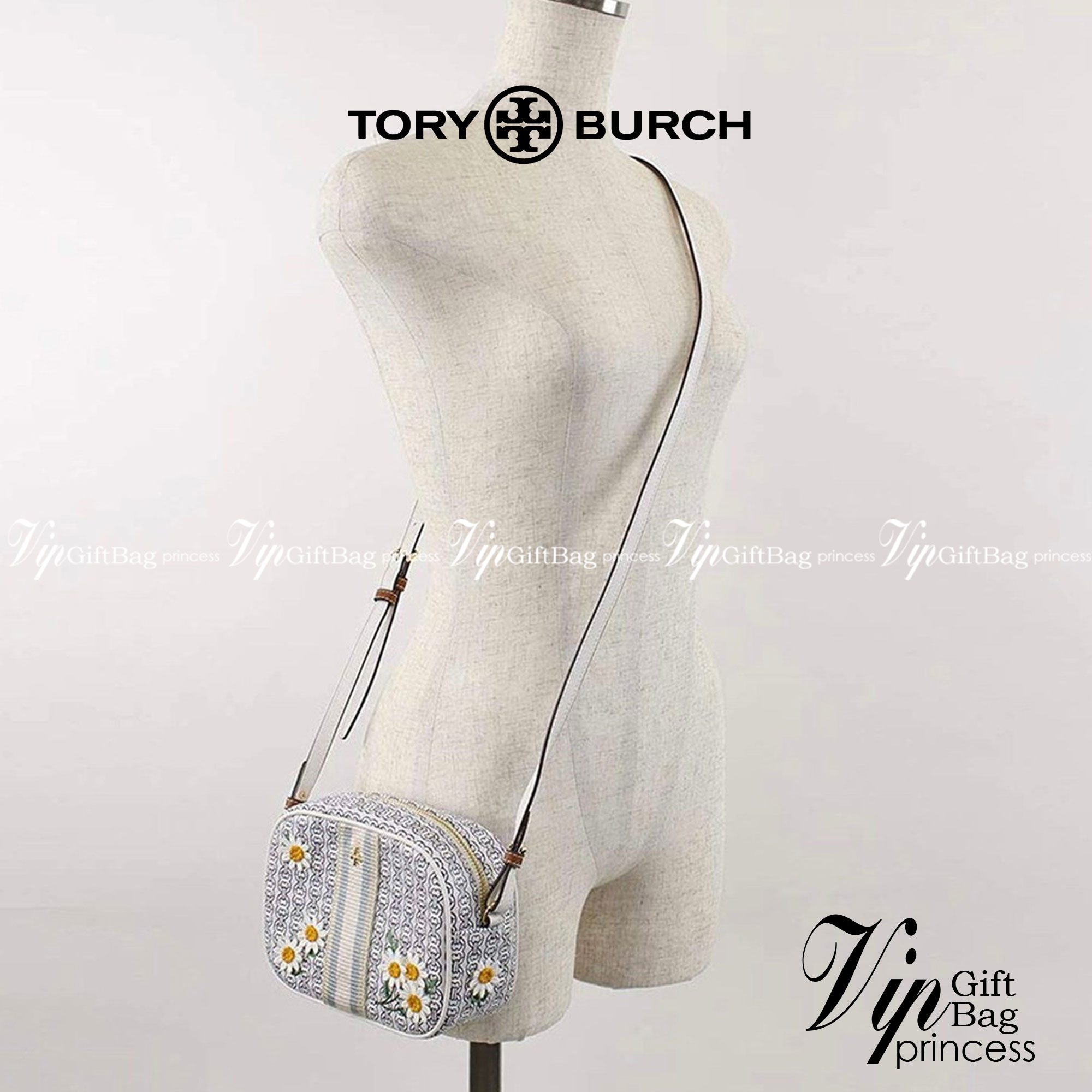 Tory burch Gemini Link Canvas Applique Mini Bag Crossbody Daisy Stripe กระเป๋าสุดปังจากทอรี่ เบริช์(Tory Burch) อย่างเจมิไนลิงค์ ในทรงcrossbody bag มีเอกลักษณ์โดดเด่นที่ลายทางตรงกลาง มีการพิมพ์แพทเทิรน์โซ่แบบเรียบหรู เพิ่มความน่ารักจากดอกเดรซี่ที่ถูกจัดวา