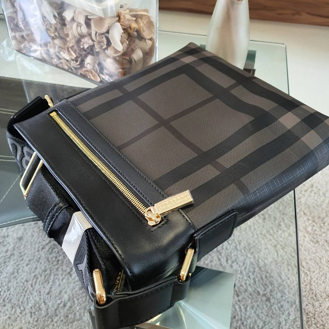 พร้อมเป็นของขวัญ มอบให้คุณผู้ชายแล้วค่ะ สำหรับ BURBERRY CROSSBODY VINTAGE BAG VIP GIFT WITH PURCHASE (GWP) พรีเมี่ยมกิ๊ฟ Limited Edition จากBURBERRY วัสดุหนังโทนสีสุภาพ คลาสสิก ตกแต่งด้วยซิปสะดวกใช้ด้านหน้า ช่องหลักเปิดปิดด้วยซิปยาวด้านบน พร้อมช่องซิปอีกห