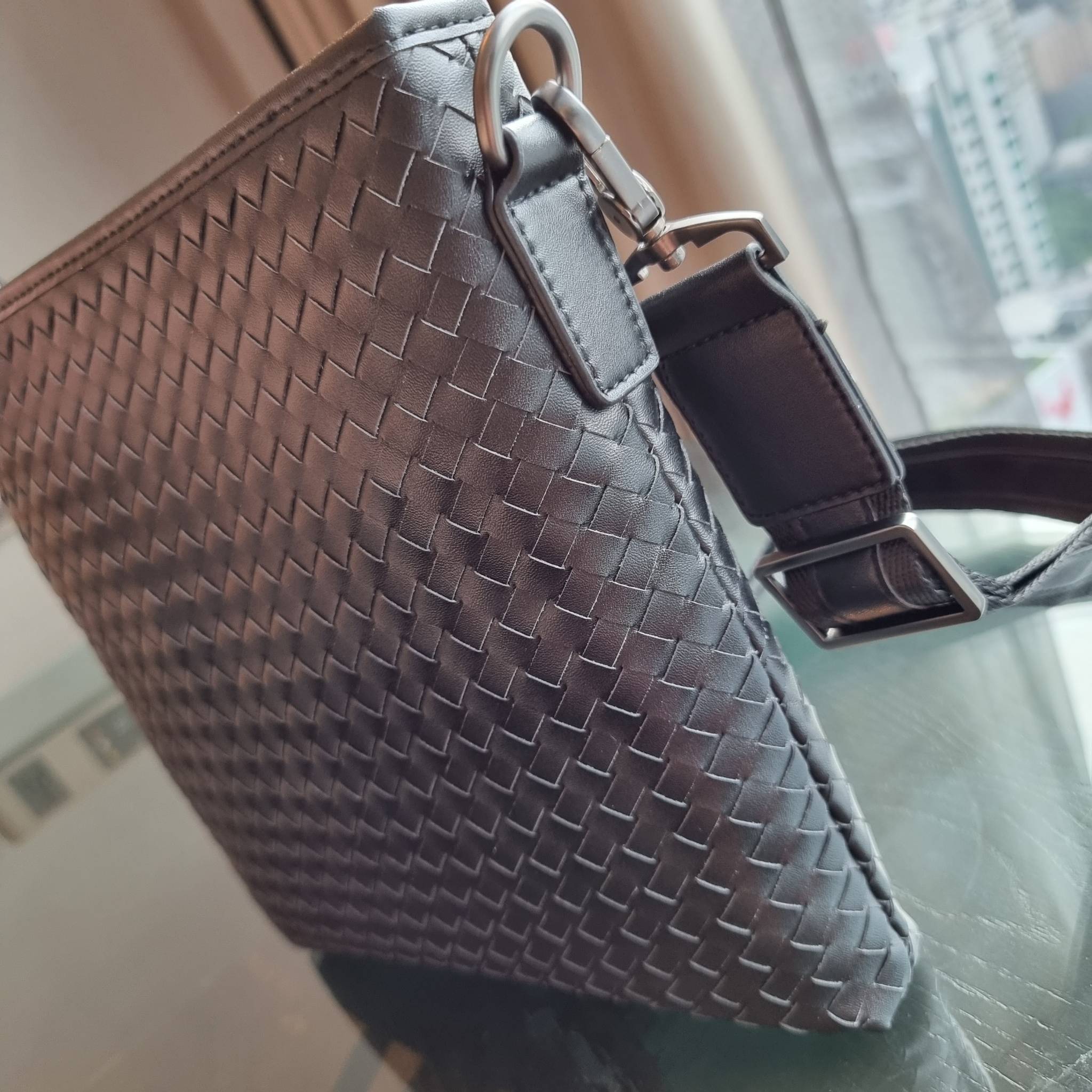 VIP 】อีกหนึ่งไอเท็มเด็ดที่หนุ่มๆรอคอย กระเป๋าสะพายข้างทรงแมสเซนเจอร์ B.ottega venata vip bag ดีไซน์คลาสสิคเอกลักษณ์ ลายสานเรียบหรู ดูแพง ทรงผู้ดี หล่อไปอีก อัพลุคไปอีก วัสดุหนังวัวเต็มใบ เปิด-ปิดด้วยซิป ภายในโล่งกว้างใส่ของได้ครบถ้วนสิ่งสำคัญ สายสะพายปรับ