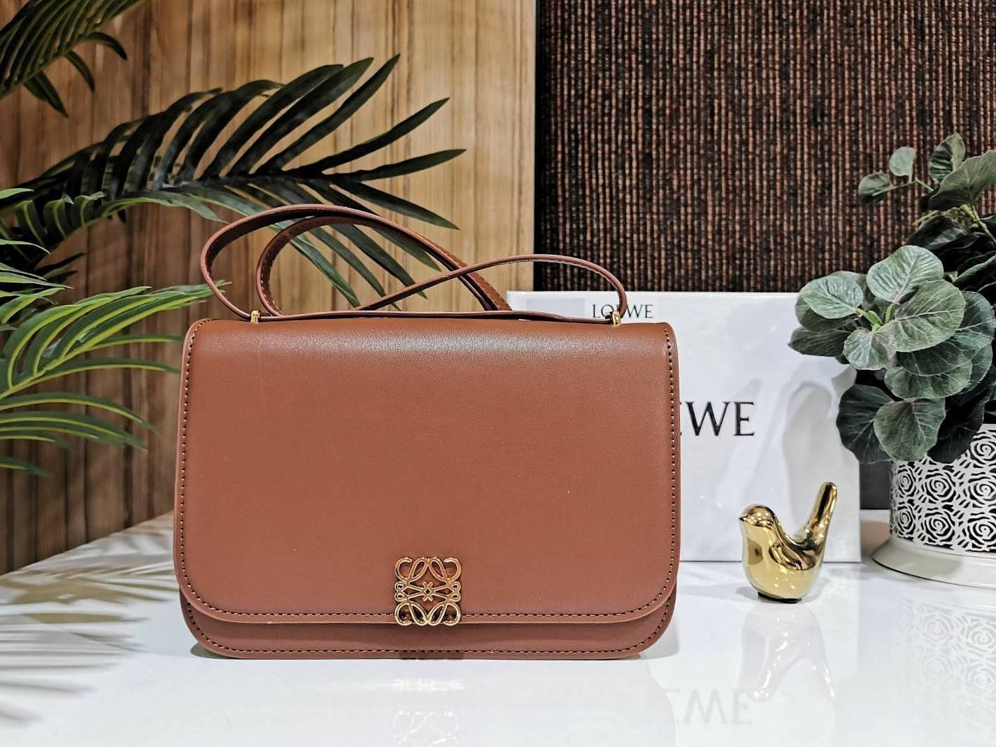 LOEWE CROSSBODYBAG VIP GIFT WITH PURCHASE (GWP) กระเป๋าสะพายพรีเมี่ยมกิ๊ฟ Limited Edition จากน้ำหอม LOEWE DUTY FREE วัสดุหนังแท้ Calf Leather หนังเรียบสวยอยู่ทรงดีไซน์สุดคลาสสิค เปิดปิดด้วยฝาปิดโลโก้แบรนด์อะไหล่ทองหรู ภายในมีช่องแบ่งหลายช่องแยกเป็นสัดส่วน