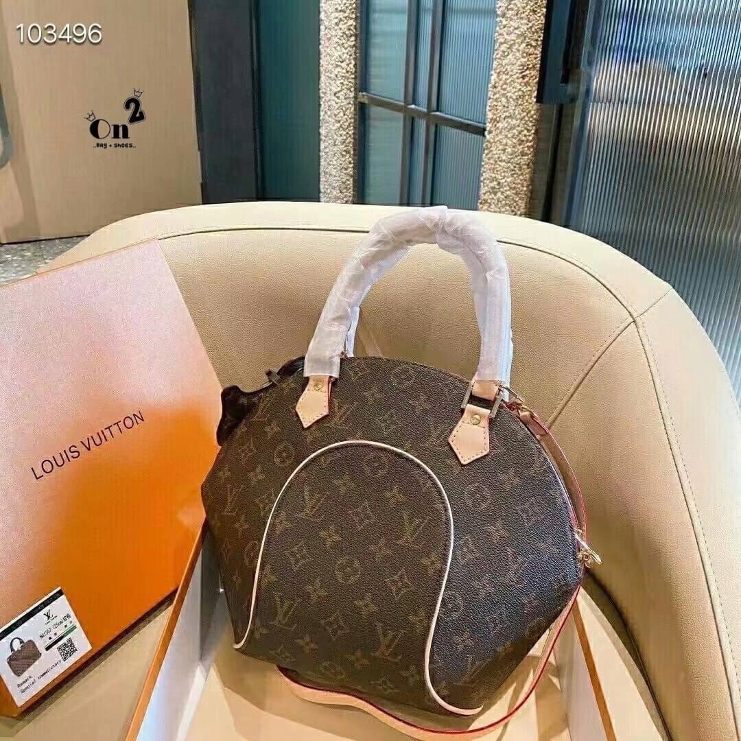 LV Ellipse PM Monogram Canvas Handbag กระเป๋าสะพายทรงหรูหรา มีสไตล์ รูปทรงโค้งแต่งขอบหนัง เป็นเอกลักษณ์ลงตัวสมบูรณ์แบบ ใบจริงสวยมากกกก ได้สวยก่อนใคร ต้องจัดแล้วจ้า พร้อมส่งที่นี่ ที่เดียว!! **พิเศษ แถมกระเป๋าสตางค์ใบเล็ก และตัวห้อยน้องหมา คุ้มสุดๆ เลยค่า