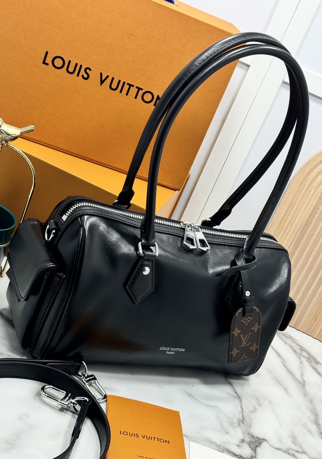 OP ORI หนังแท้ | LV Speedy Cargo Vibe Bag กระเป๋าถือคอลเลกชัน Vibe ผสานดีไซน์ดั้งเดิมยุค'30s เพิ่มความเท่ล้ำสมัยสไตล์นีโอร็อค หนังแท้แวววาวตกแต่งแอดเดรสแท็กลาย Monogram