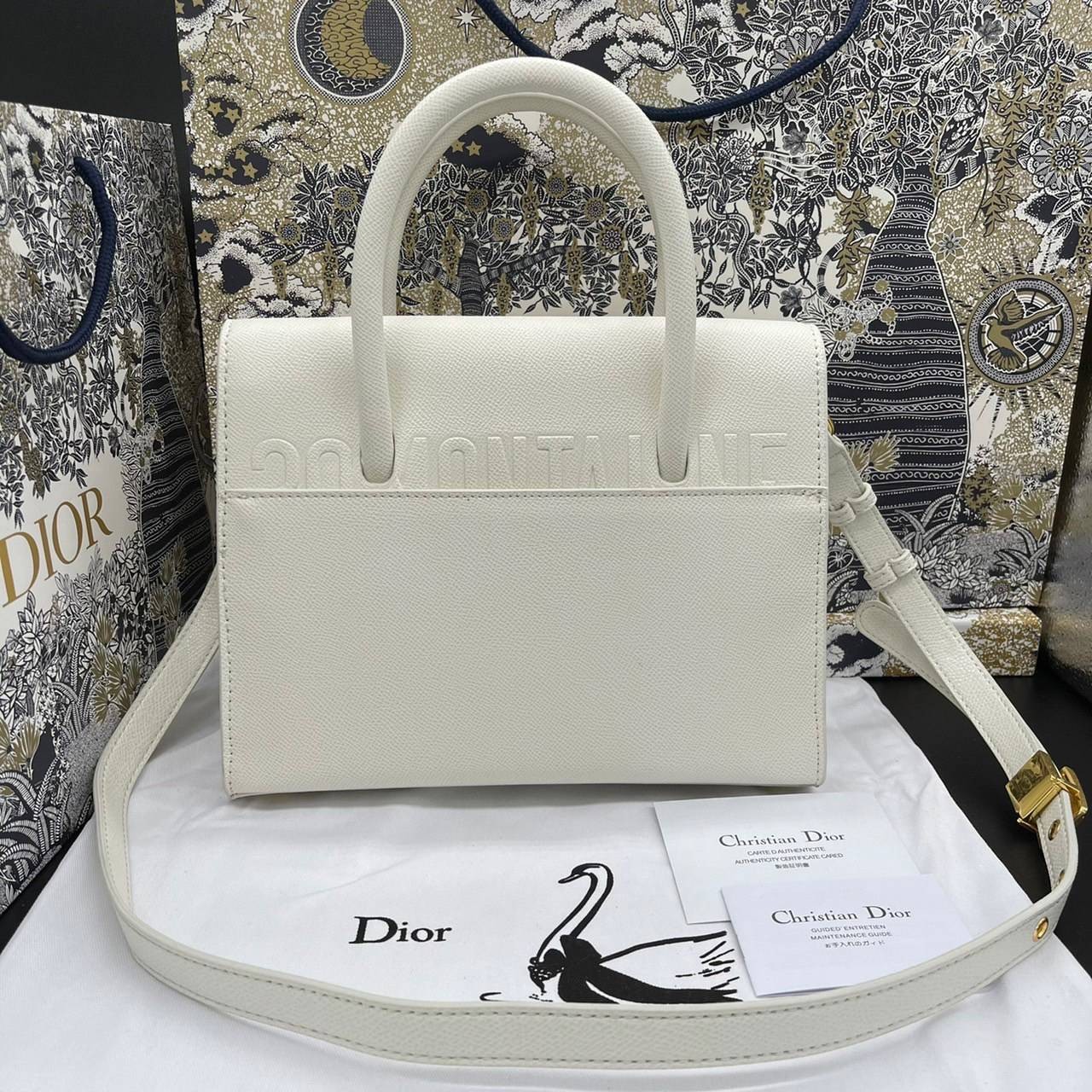 หนังแท้ DIOR Medium ST Honore Tote Collection Fall/Winter 2020-2021 มาในรูปแบบกระเป๋าทรงสี่เหลี่ยมที่ได้มาตรฐาน ทำจากหนังลูกวัว (Calfskin) ลายเกรน ซึ่งสื่อถึงความหรูหราได้อย่างลงตัว ตัวด้ามจับ มีการเย็บเข้าด้านในของกระเป๋าเพื่อเพิ่มความแข็งแรงทนทาน ด้านหน