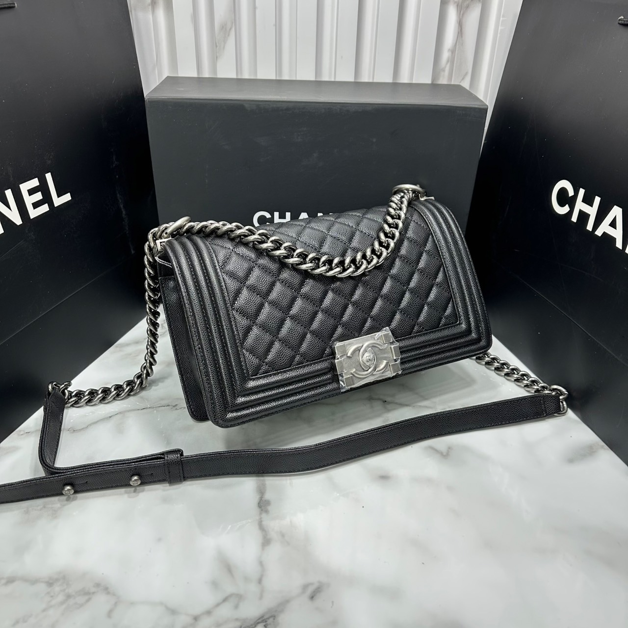 ORI หนังแท้ | CHANEL Boy 25cm shoulder bag กระเป๋าสะพายรุ่นยอดนิยม หรูหราระดับตำนาน สวยงามเหนือกาลเวลา
