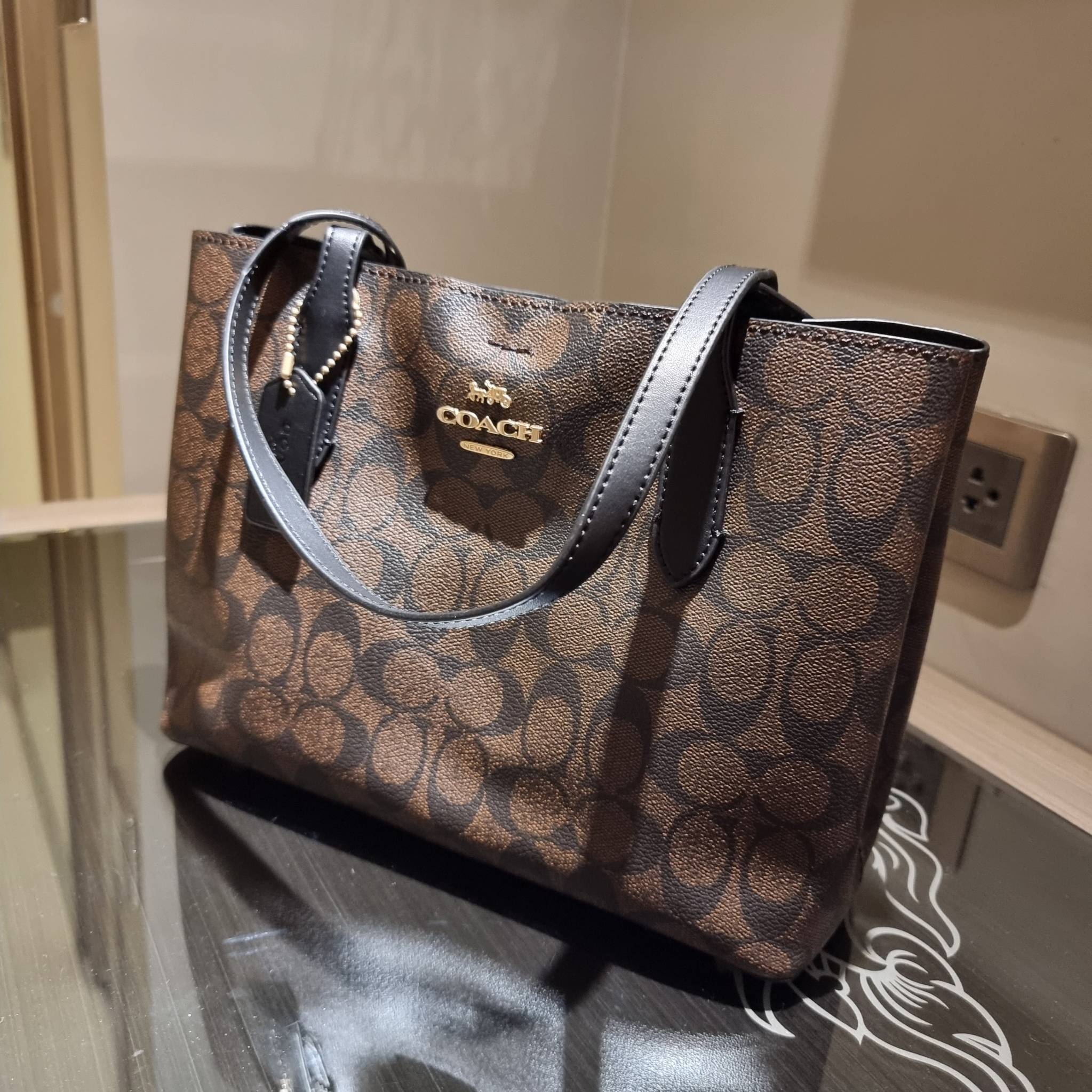 OUTLET 】COACH 73293 MINI AVENUE CARRYALL IN SIGNATURE CANVAS กระเป๋าสะพายรุ่นคลาสสิค คัมแบคแล้วจ้าแม่!! ไซส์กำลังสวย วัสดุหนังแคนวาสคุณภาพดี ด้านข้างเก็บทรงได้ เปิด-ปิดด้วยกระดุมแม่เหล็ก ใช้งานง่าย มีช่องซิป ใบนี้เห็นเล็กๆ แต่จุได้เยอะพอสมควรเลยน้า ɣ