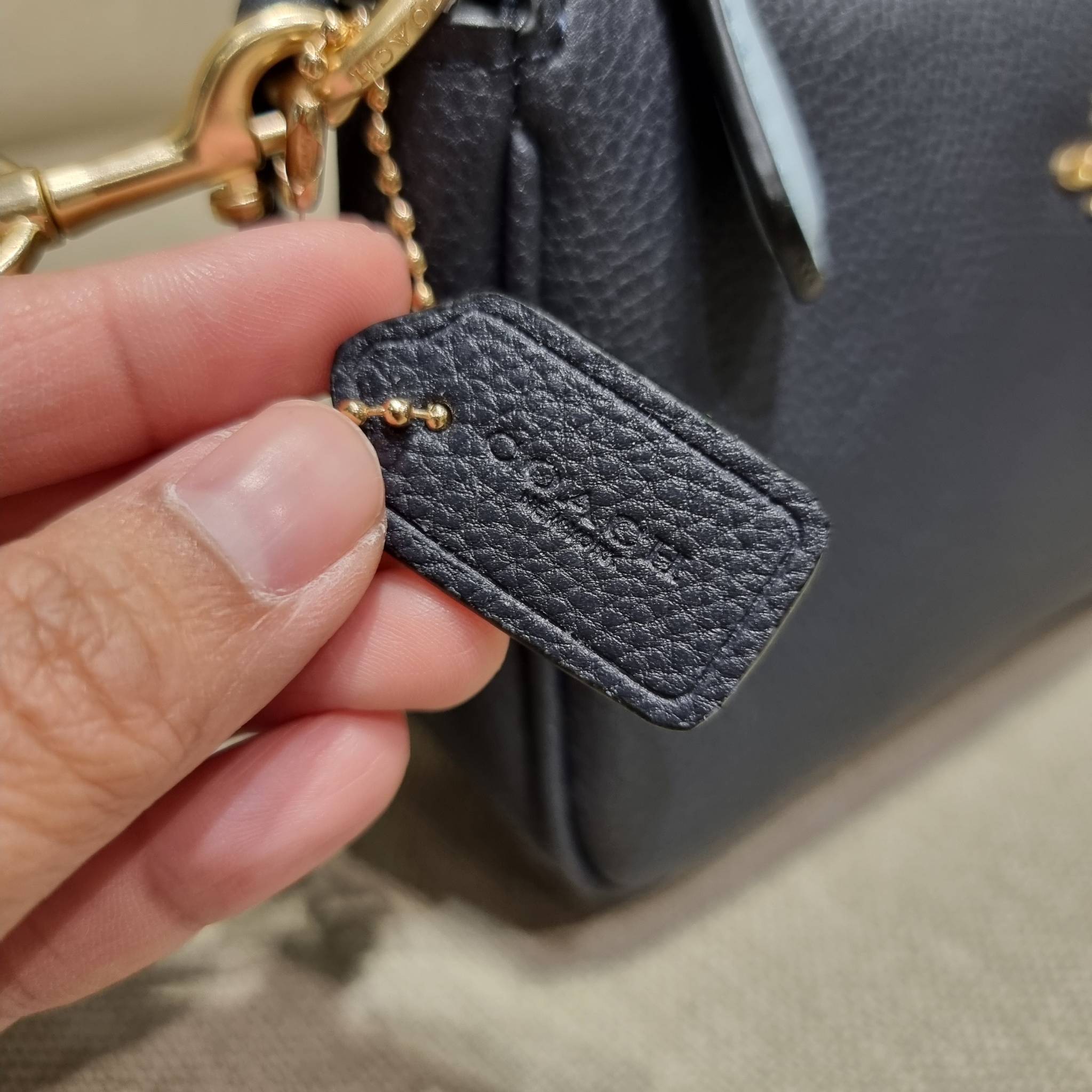 COACH C4233 NOLITA 19 WITH WHIPSTITCH คอลเลคชั่น rare item น่ารักน่าใช้ ในสไตล์คลาสสิค กระเป๋าทรงพอชขนาดมินิ ที่สามารถสะพายไหล่ และกึ่งคล้องมือใช้ได้ 2 สไตล์ ปรับสายให้มาเกี่ยวฝั่งเดียวเพื่อใช้เป็นคล้องมือ หรือปรับเกี่ยวอีกฝั่งใช้คล้องแขน คล้องไหล่ก็เก๋มา