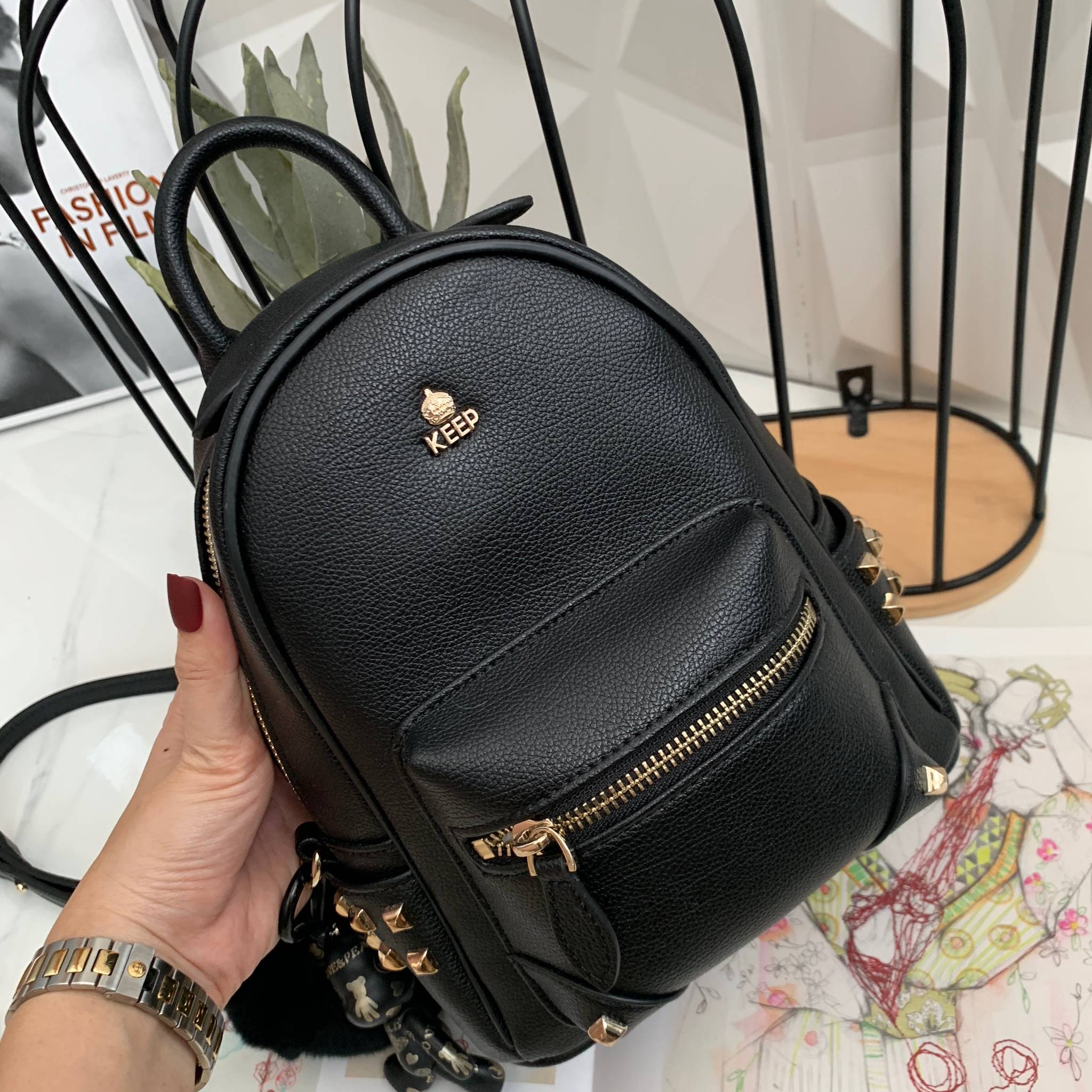 รุ่นใหม่ล่าสุด งานสวยมากๆ การันตีเลย จาก แบรนด์ KEEP รุ่น Duo Sister backpack 🎒 >กระเป๋า หนังวัวแท้ฟอกนาโนเนื้อดี นิ่มมาก ลายหนังชัด ทนทานคะ >น้ำหนักเบา ดีไซด์ ทันสมัย เข้าได้กับทุกชุด >ภายในตัวกระเป๋ามีช่องเก็บของจุกจิก 2 ด้าน กว้าง บุด้
