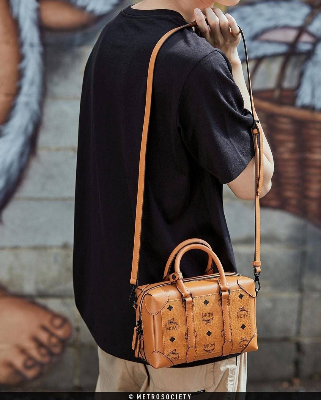 M.C.M SMALL E/W SOFT BERLIN CROSSBODY IN VISETOS ไอเท็มใหม่ในดีไซน์ทรงกระเป๋าเดินทางแบบคลาสสิค ย่อส่วนมาให้ใช้งานได้แบบสบายๆ พกพาสะดวก แมทช์ได้ทุกสไตล์ ใช้ได้แบบ unisex ใช้งานง่ายด้วยหูจับในตัว และซิปหลัก อะไหล่สีดำดูมีมิติตัดกับสีน้ำตาลคอนยัคได้เป็นอย่าง