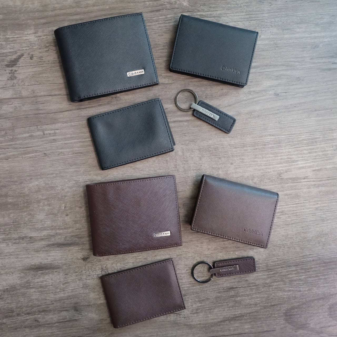 Calvin Klein Leather Gift Set Value set! 4 in 1 กระเป๋าสตางค์ใบสั้น Set สุดคุ้ม วัสดุหนังลาย saffiano ด้านหน้าประดับ logo brand ภายในมีช่องใส่ธนบัตร, บัตร จะใช้เองหรือมอบเป็นของขวัญ ก็แนะแนำค่ะ