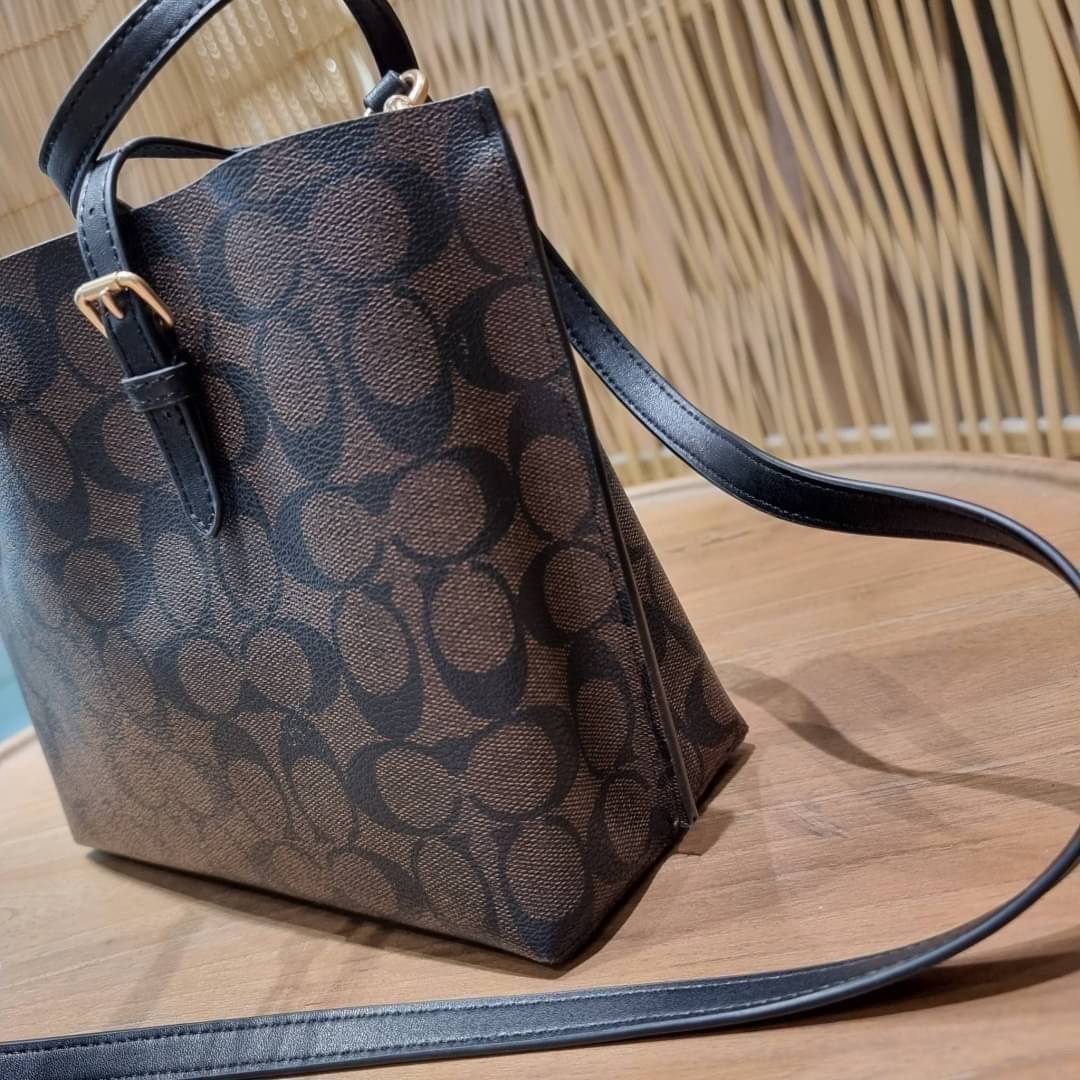 OUTTLET 】COACH MOLLIE TOTE 25 (C4250 C4084) น้องคนสวยอีกหนึ่ง!! กระเป๋าโท้ทไซส์เล็กที่สาวๆหลงรัก ดีไซน์คลาสสิคเหมือนเดิม เพิ่มเติมคือสะดวกขึ้นเยอะ!! ย่อส่วนมาจากใบใหญ่เป๊ะๆ น่ารักน่าใช้มากๆ วัสดุหนัง crossgrain ทนทาน ใช้งานง่าย เรียบหรูดูดีม้าก!! ภายในโล่