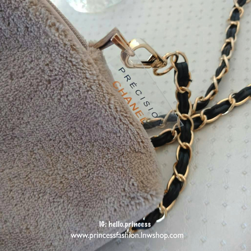 New Arrival!! อีกหนึ่งทรงสวยหรู *ถือออกงานได้เลยคะ กับรุ่นนี้คะ Chanel Precision wolf crossbody bag with chain กระเป๋าทรงโดมผ้าวูฟขนนุ่มเต็มใบ ด้านหน้าปักโลโก้CC หนังแก้วสวยหรู ด้านในเปิดปิดด้วยซิปบุผ้าสีน้ำตาลปั้มแบรนด์สวยหรู ใส่กระเป๋าสตางค์ยาวได้ สายโซ