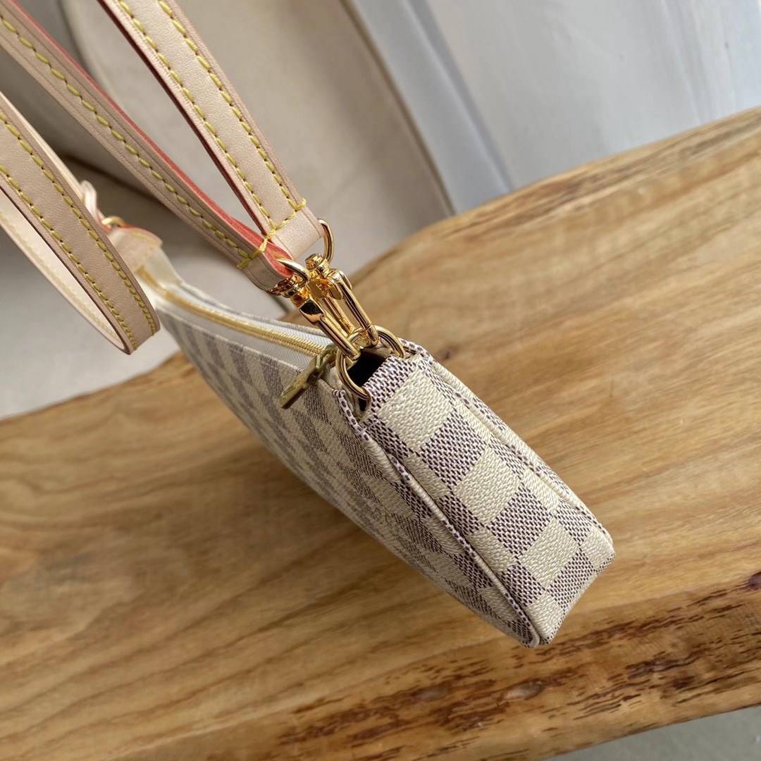 หนังแท้ LOUIS VUITTON MONOGRAM POCHTE ACCESSORIES BAG พร้อมส่งที่ไทย รุ่นฮิตตลอดกาล ต้องมีไว้ครอบครองจ๊ะ ที่สำคัญไม่ต้องเสียตังเยอะซื้อของแท้ก็ได้งานที่เทียบเท่าของแท้เพราะสำหรับรุ่นนี้เราอัพเกรดมาแล้ว งานละเอียดทุกตารางนิ้ว หนัง&อะไหล่นำเข้า การวางลายตรง