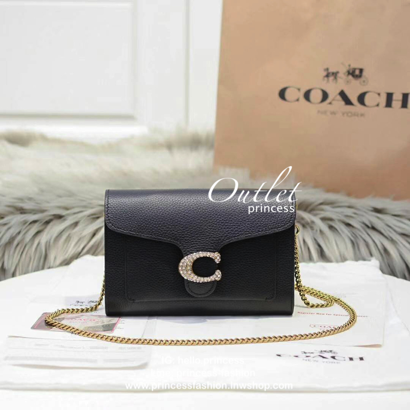Coach Tabby Chain Clutch Detail : กระเป๋าทรงสวย สะพาย เป็นcrossbody หรือ จะถือเป็รครัชเก๋ๆ ออกงานก็สวยหรู ดูแพง สายสะพายเป็นสายโซ่แข็งแรง โดดเด่นด้วยหัวกระดุมเปิด ด้วนสัญลักษณ์รูปตัวC กากเพชร สวยยย เด่น และหรูมากๆ ใครยังไม่มี รีบซื้อเก็บไว้สักใบ หรือ เป็น