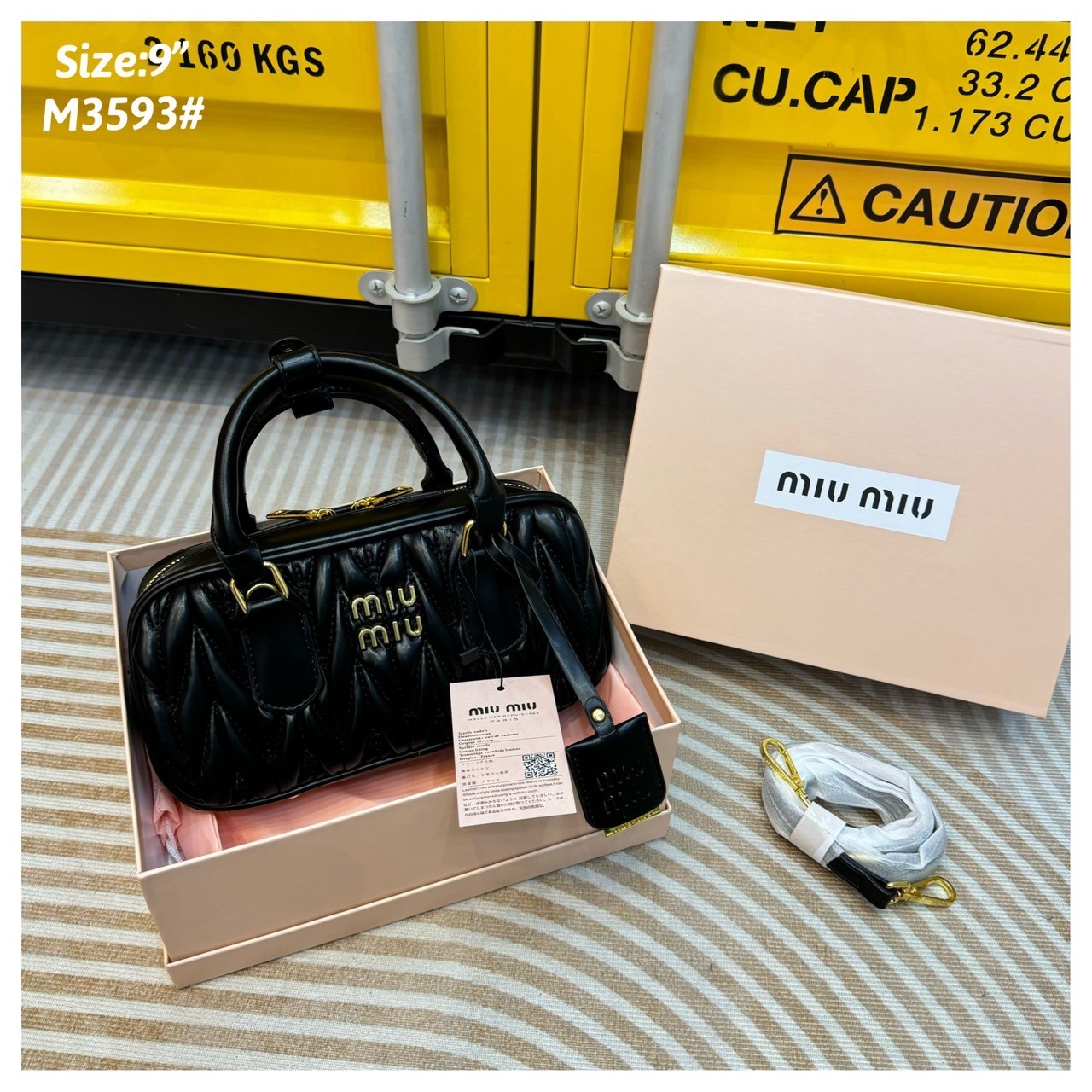 MIU MIU ARCADIE METELASSE LEATHER BAG กระเป๋าถือ/สะพายสุดชิค ที่ไม่มีตอนนี้คือพลาด ดีไซน์เพิ่มดีเทล ด้วยการเดินด้ายเป็นเอกลักษณ์ สวยดูแพง หูจับในตัวง่ายและสะดวกพกพา