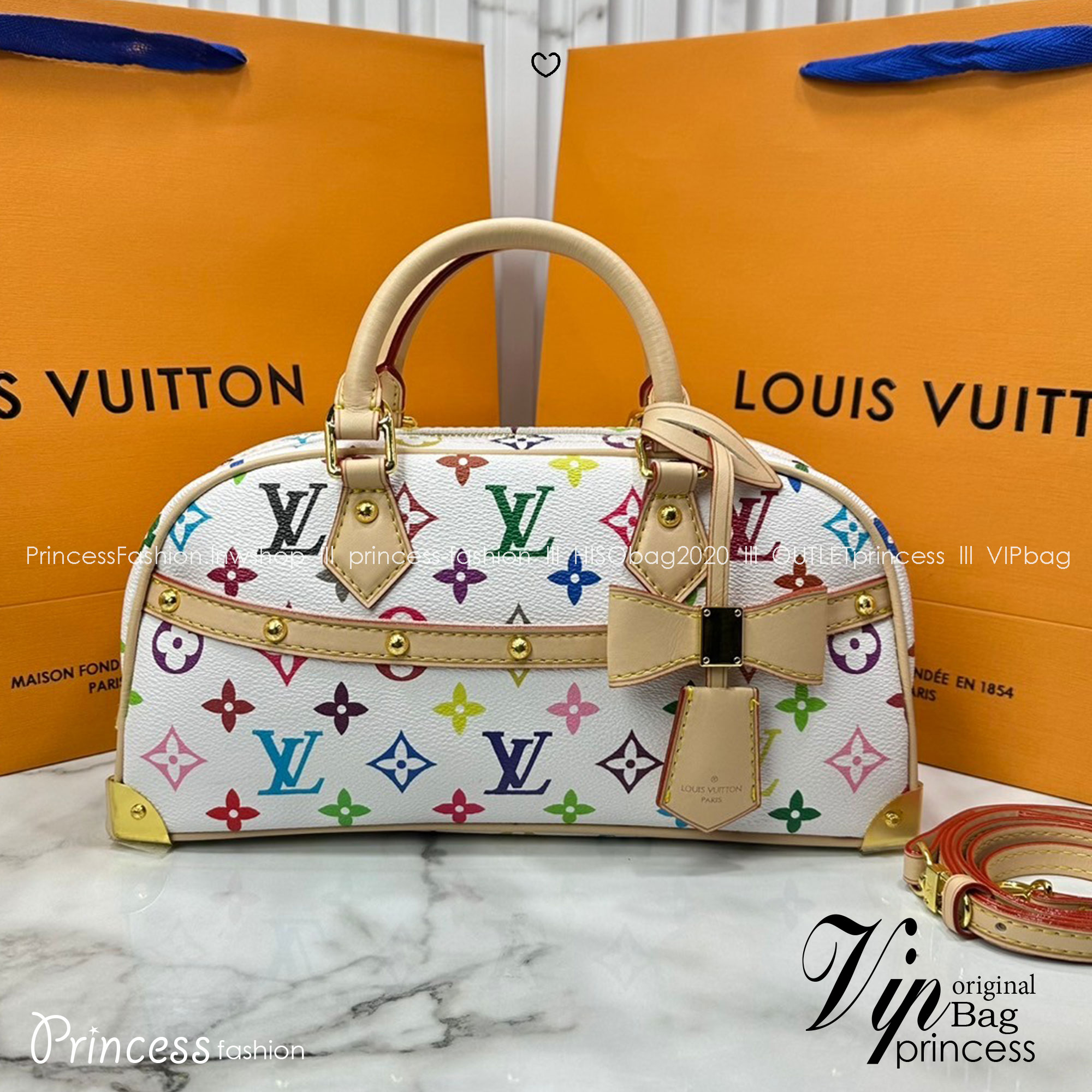 ORI | LV x TM Handbag East West Murakami ใหม่ล่าสุด กระเป๋าสะพายทรงสวย ดีไซน์ใหม่ หรู ดูผู้ดี แต่งแต้มดีเทลเปี่ยมชีวิตชีวาจากคอลเลคชั่น LV x Murakami คอมพลีตลุคด้วยที่ห้อยกุญแจรูปโบว์สุดเอ็กซ์คลูซีฟ