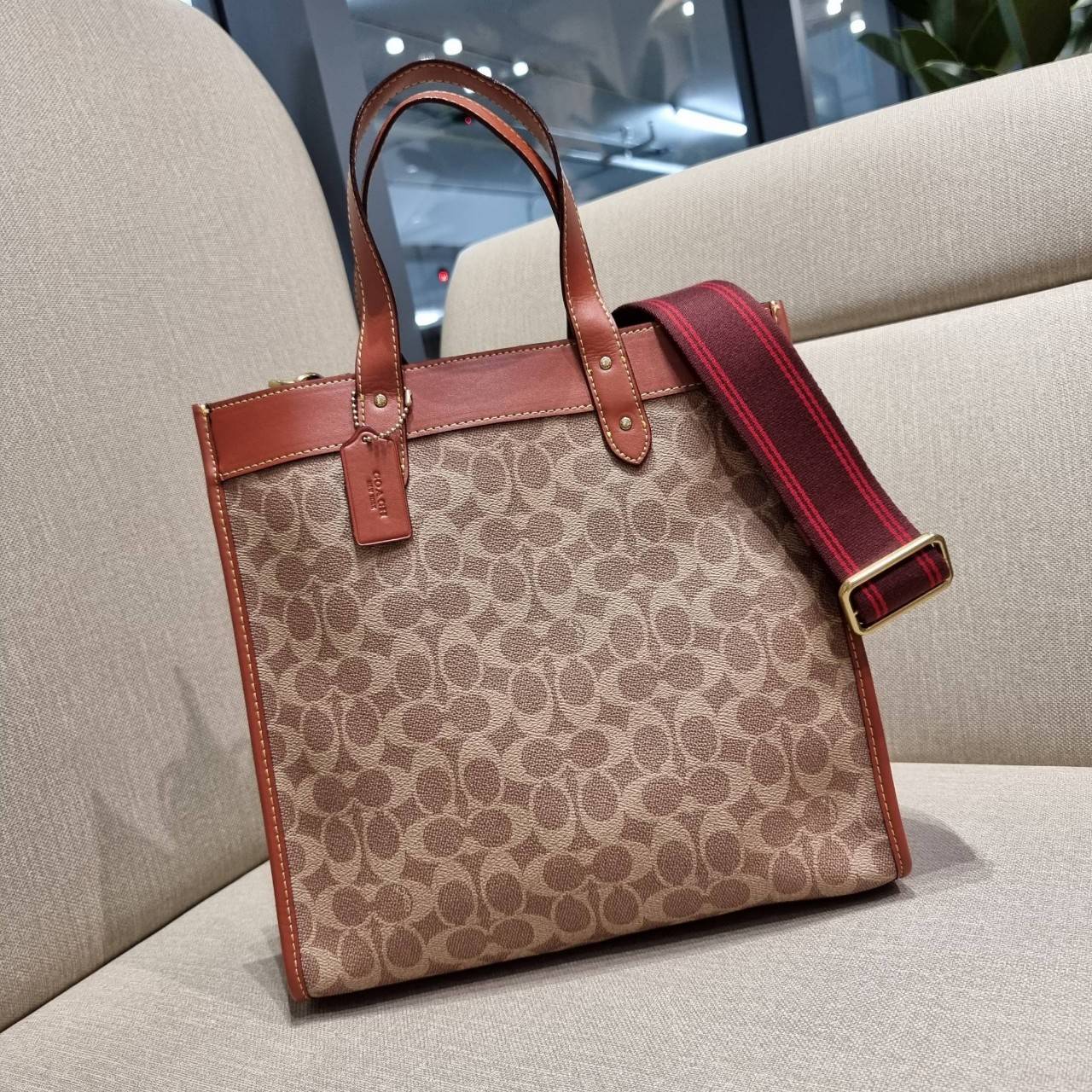 COACH C0776 FIELD TOTE WITH HORSE AND CARRIAGE PRINT คอลเลคชั่นสุดคลาสสิค สวยหรูดูแพง กระเป๋าทรงโท้ท ไซส์ใหญ่จุคุ้ม ฟังก์ชั่นการใช้งานสะดวกที่สุด มีทั้งสายคล้องแขนในตัว และสายครอสบอดี้ วัสดุหนังแคนวาสเคลือบลายสลับหนังแท้ ปากกระเป๋ามีกระดุมแม่เหล็กไว้ปิดกั