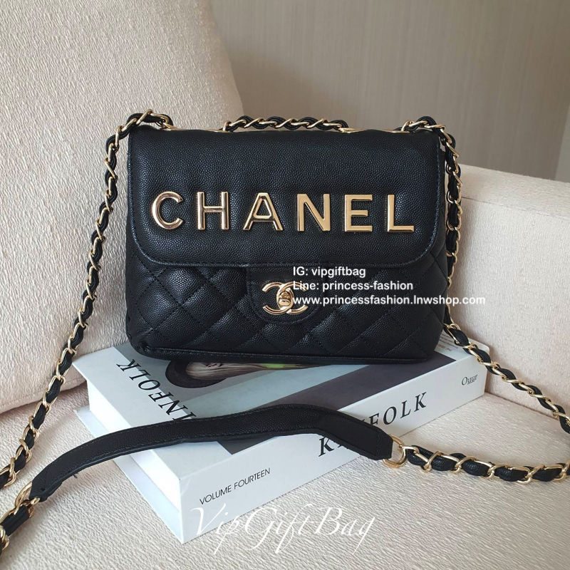 CHANEL VIP GIFT SHOULDER BAG รุ่น LIMITED จากงาน VIP GIFT(GWP) ของแท้100% วัสดุหนังคาเวียร์เต็มใบ ด้านหน้าประดับโลโก้ทองสุดหรู เปิดปิดด้วยหมุดหมุน CC ด้านในมีซิปอีกชั้น อะไหล่ทองทั้งใบ ในใส่ของได้เยอะ มาพร้อมสายสะพายสายโซ่สลับหนังมีที่รองบ่าถนอมไหล่(ถอดไม