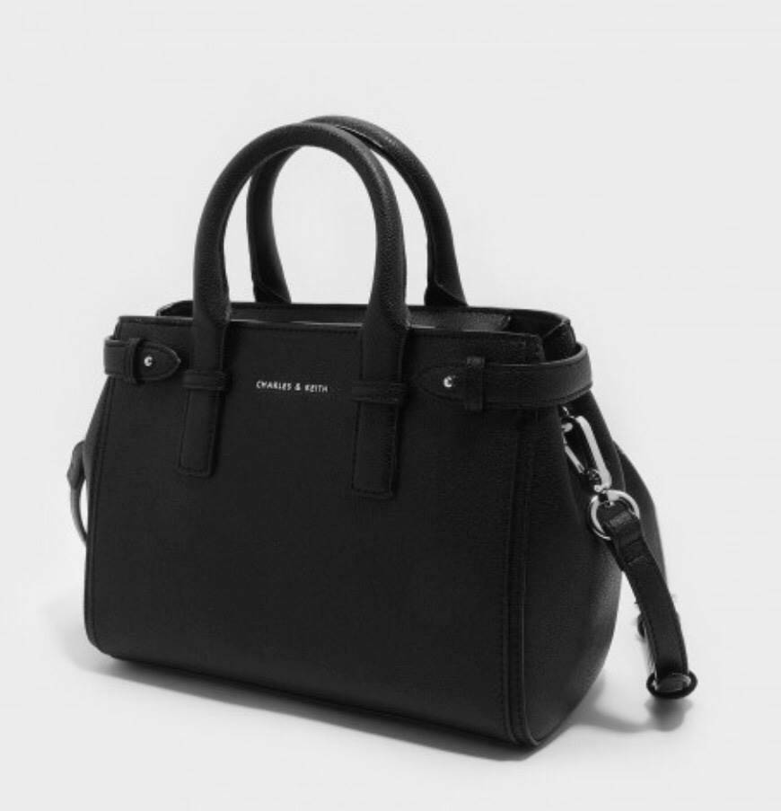 CHARLES & KEITH BASIC TOP HANDLE BAG กระเป๋าถือหรือสะพายรุ่นใหม่ชน shop ดีไซน์สวย อยู่ทรง ขนาดกำลังดี น้ำหนักเบา ด้านหน้าประดับโลโก้แบรนด์ เปิดปิดด้วยซิปสะดวกใช้ ด้านข้างมีสายรัดปรับทรงกระเป๋าค่ะ ภายในมีช่องซิป ใส่กระป๋าสตางค์ใบยาว mini iPad ได้ค่ะ มีหมุด