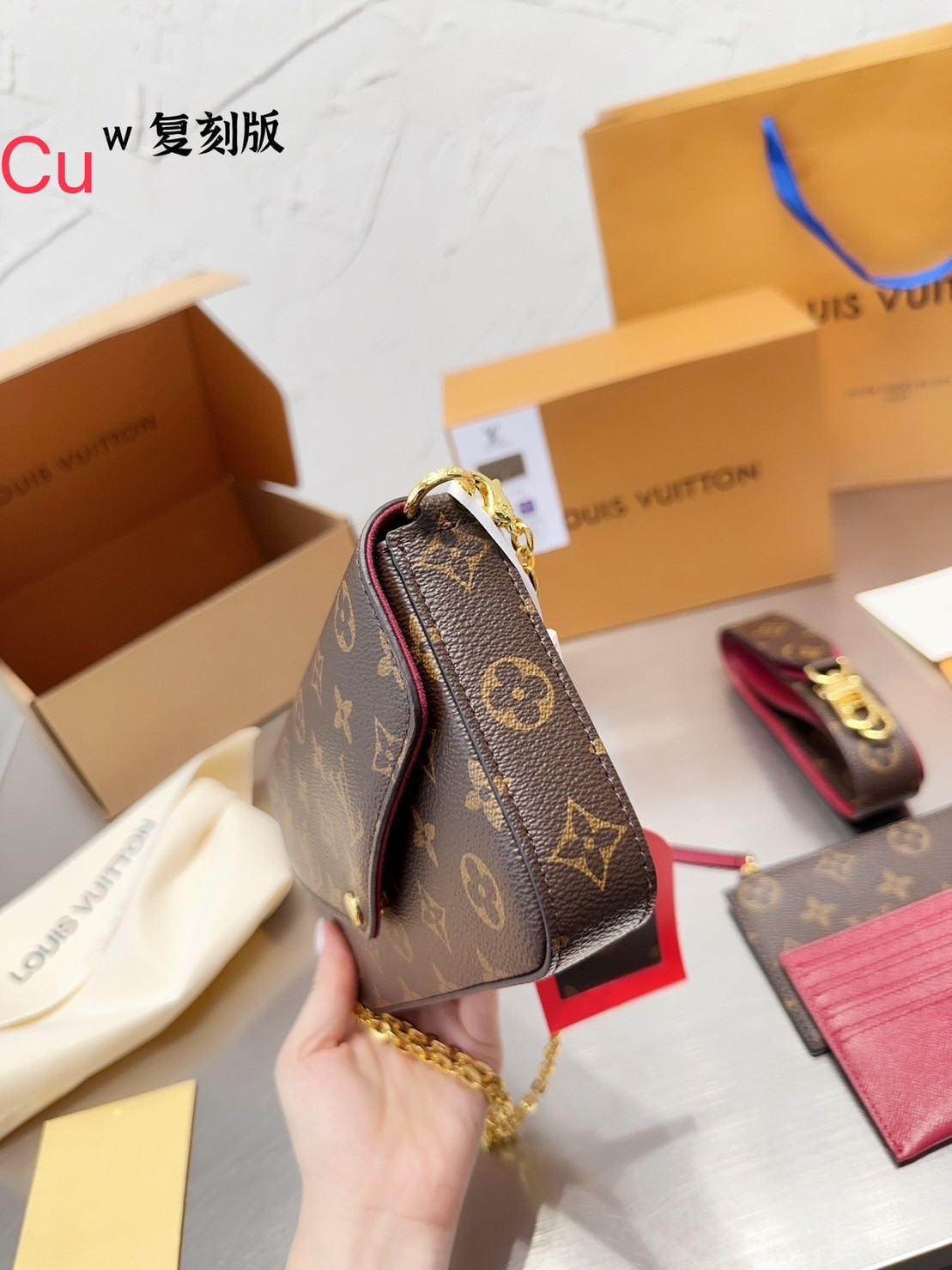 LV Felicie Pochette Monogram Bag / LV Felicie Chain wallet กระเป๋าสะพายข้างหรือถือแบบคลัทออกงาน พร้อมสายโซ่ และสายสะพายทรงสปอร์ตสุดคุ้มใช้งานง่าย