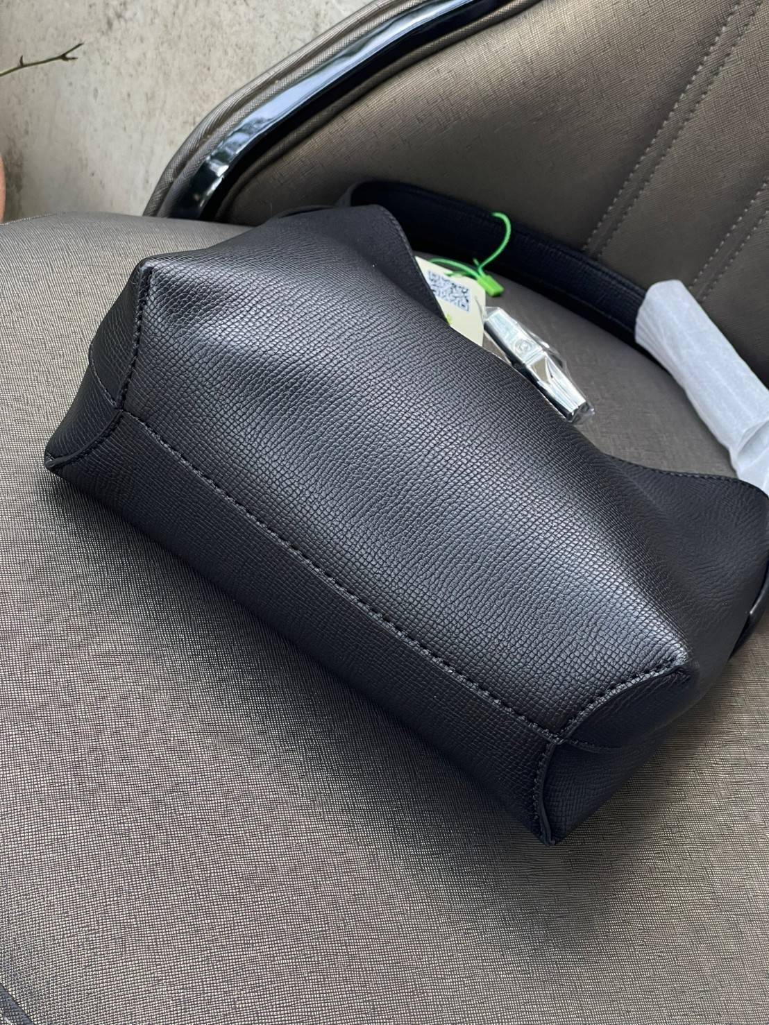 Longchamp ROSEAU Sac porté épaule XS กระเป๋าสะพายไหล่ซึ่งเป็นหนึ่งในแฟชั่นไอเทมที่สาว ๆ ส่วนใหญ่จะต้องมีไว้ใช้งานกันอย่างน้อยคนละหนึ่งใบแน่นอน ใช้งานสะดวก คล่องตัว ทั้งยังมีดีไซน์ให้เลือกหลากหลายตั้งแต่แบบหรูหรา น่ารักสดใส ไปจนถึงเรียบโก้ ให้คุณเลือกหยิบม