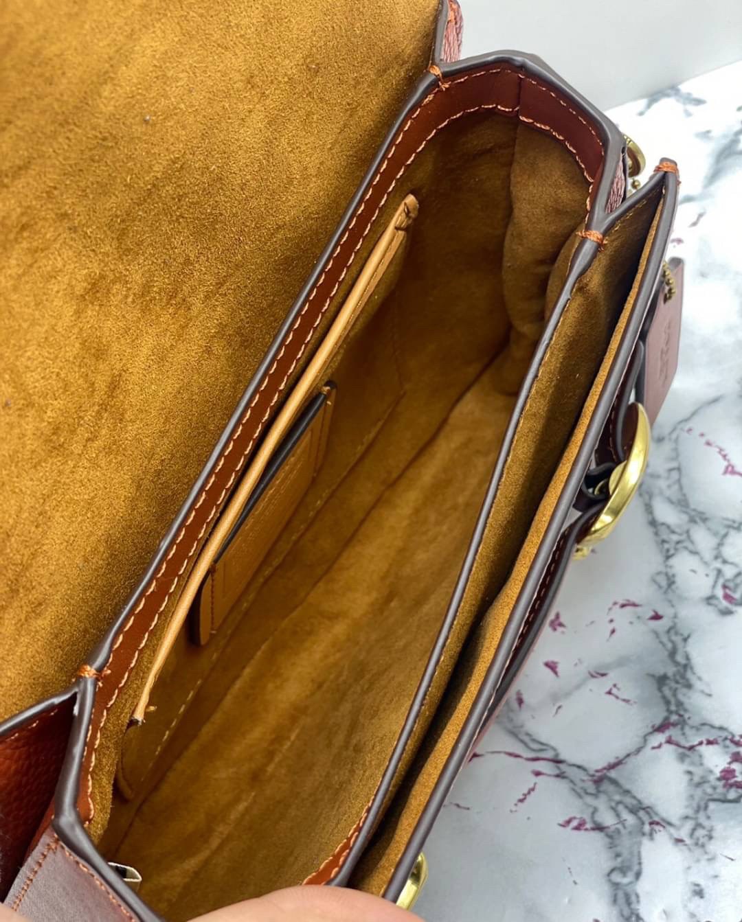 มาใหม่ กรุบกริบ สวย หรูมาก พร้อมส่งที่ไทย COACH SHOULDER BAG กระเป๋าสะพายครอสบอดี้ร์ มีหูถือได้ ใช้งานได้ 2 แบบเลยค่ะ วัสดุหนังแท้ชั้นดีที่สุด! หนังสวย บวกกับอะไหล่แบรนด์ที่ดูเด่นคลาสสิคตรงด้านหน้าค่ะ ใบจริงทั้งสวย ทั้งดูดี คลาสสิค มากๆด้วย แมทได้กับทุกชุ