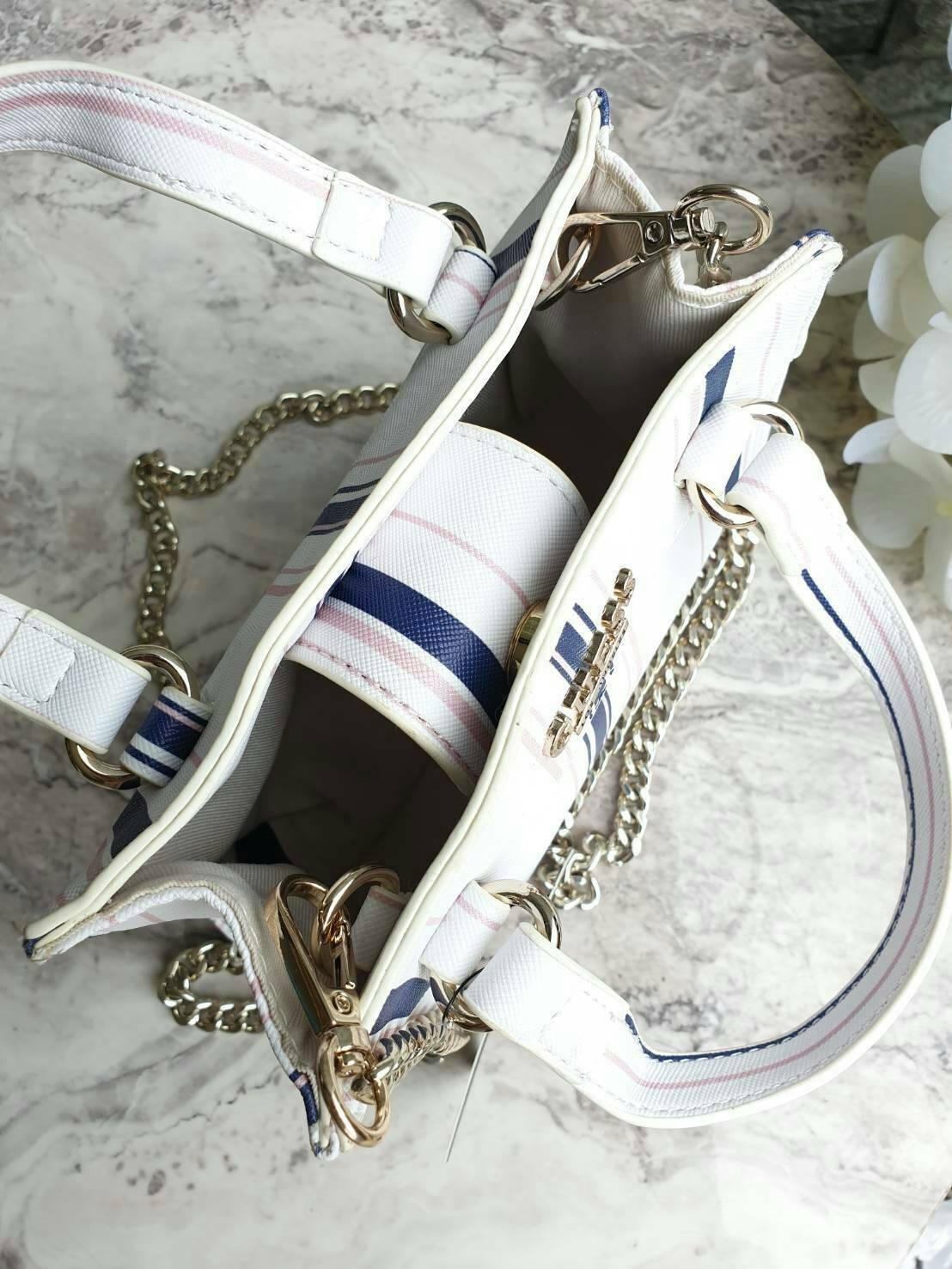 GUESS TAYLOR MINI SATCHEL CROSSBODY BAG กระเป๋าสะพายใบเล็ก สไตล์ สวยหรู คุณหนู ไฮโซ น่ารักมากๆ วัสดุหนังpu เย็บลายตาราง หนังนิ่ม จับนุ่มมือ และ ลายทาง หนัง saffiano ตั้งอยู่ทรง แบบน่ารักไม่ซ้ำใคร ด้านหน้าประดับโลโก้แบรนด์ อะไหล่ทอง มาพร้อมสายโซ่ ถอดออกได้