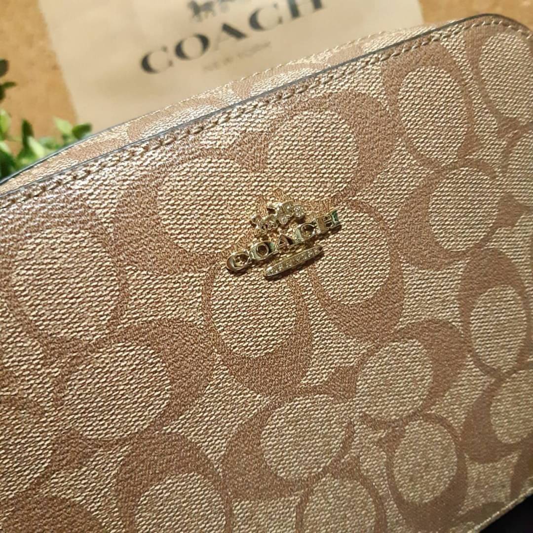 COACH 91677 MINI CAMERA BAG IN SIGNATURE CANVAS ขายดีที่สุด!! กระเป๋าสะพายข้างไซส์มินิ คลาสสิคอยู่ทรง อะไหล่ทองตัดดูหรู วัสดุหนังแคนวาสเคลือบลาย เปิด-ปิดด้วยซิป สายสะพายปรับได้ตามตัว ใบนี้แมทช์ได้ทุกลุค ใช้เป็น everyday bag ได้สบายๆเลยจ้า