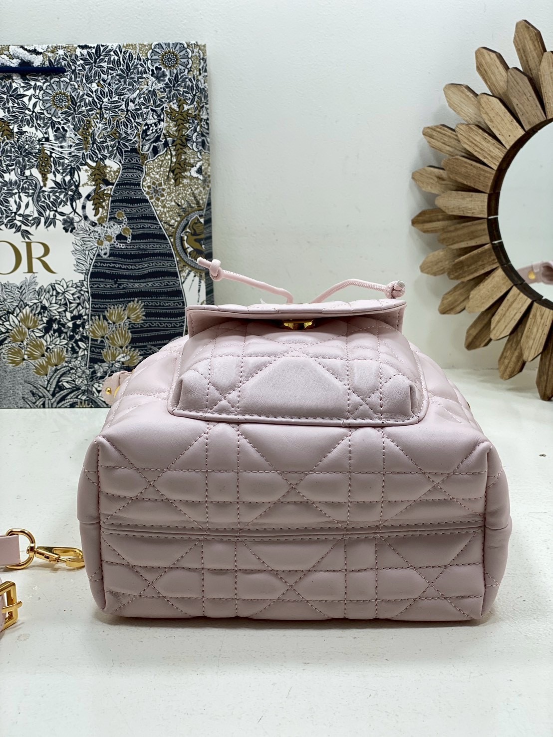 ORI หนังแท้ | Small Dior Caro bucket bag กระเป๋าทรงบักเก็ต รุ่นใหม่ประจำ Fall 2025 โดดเด่นด้วยดีไซน์ที่ทันสมัยและสง่างาม ได้รับการรังสรรค์ขึ้นจากหนังแกะสีดำเดินด้ายลาย Macrocannage พร้อมกับช่องเก็บของขนาดใหญ่แบบเชือกรูดปิด