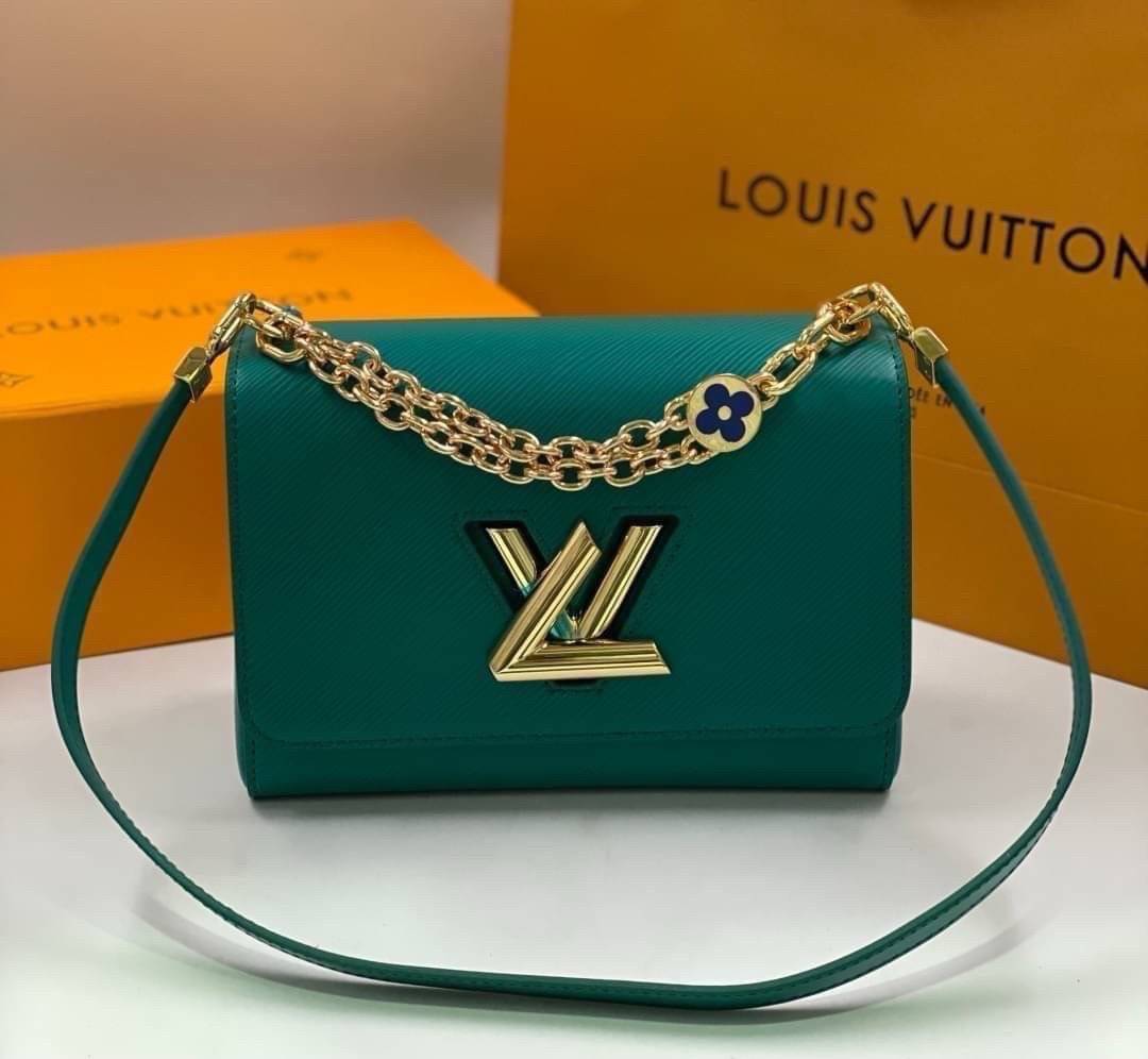 ORI หนังแท้ | LV Twist MM chain bag in grained Epi leather กระเป๋าสะพาย/กระเป๋าถือร พร้อมสายโซ่ หนังลายเกรน Epi โดดเด่นด้วยโลโก้หน้า สวยหรูเป็นเอกลักษณ์ ดีไซน์คัลเลอร์บล็อค สัมผัสโดดเด่นแมตช์กับทุกสไตล์