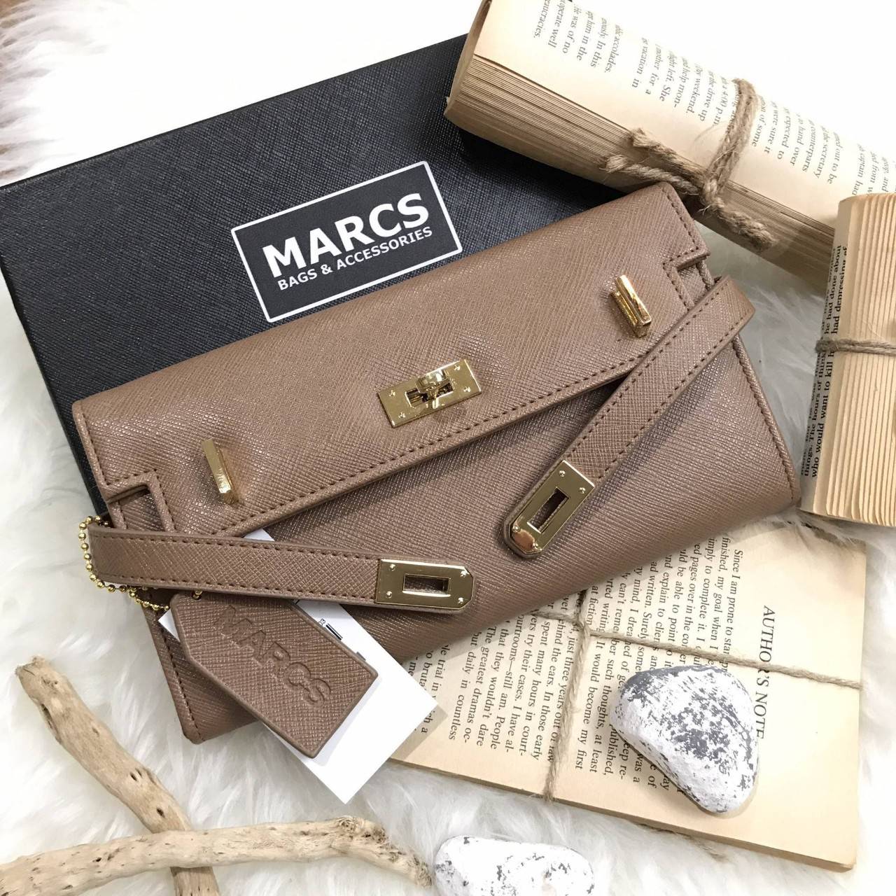 พร้อมส่งความสวย! NEW ARRIVAL! MARCS PADLOCK LONG WALLET กระเป๋าสตางค์ใบยาววัสดุหนัง Saffiano สวยหรูโดดเด่นด้วยสายหนังรัดกระเป๋าด้านหน้าสไตล์ Birkin ภายในมีโลโก้และมีช่องแบ่งหลายช่องเป็นสัดส่วนช่องใส่บัตรหลายช่อง มีช่องซิปสำหรับใส่เหรียญ ใส่ธนบัตร และ ipho